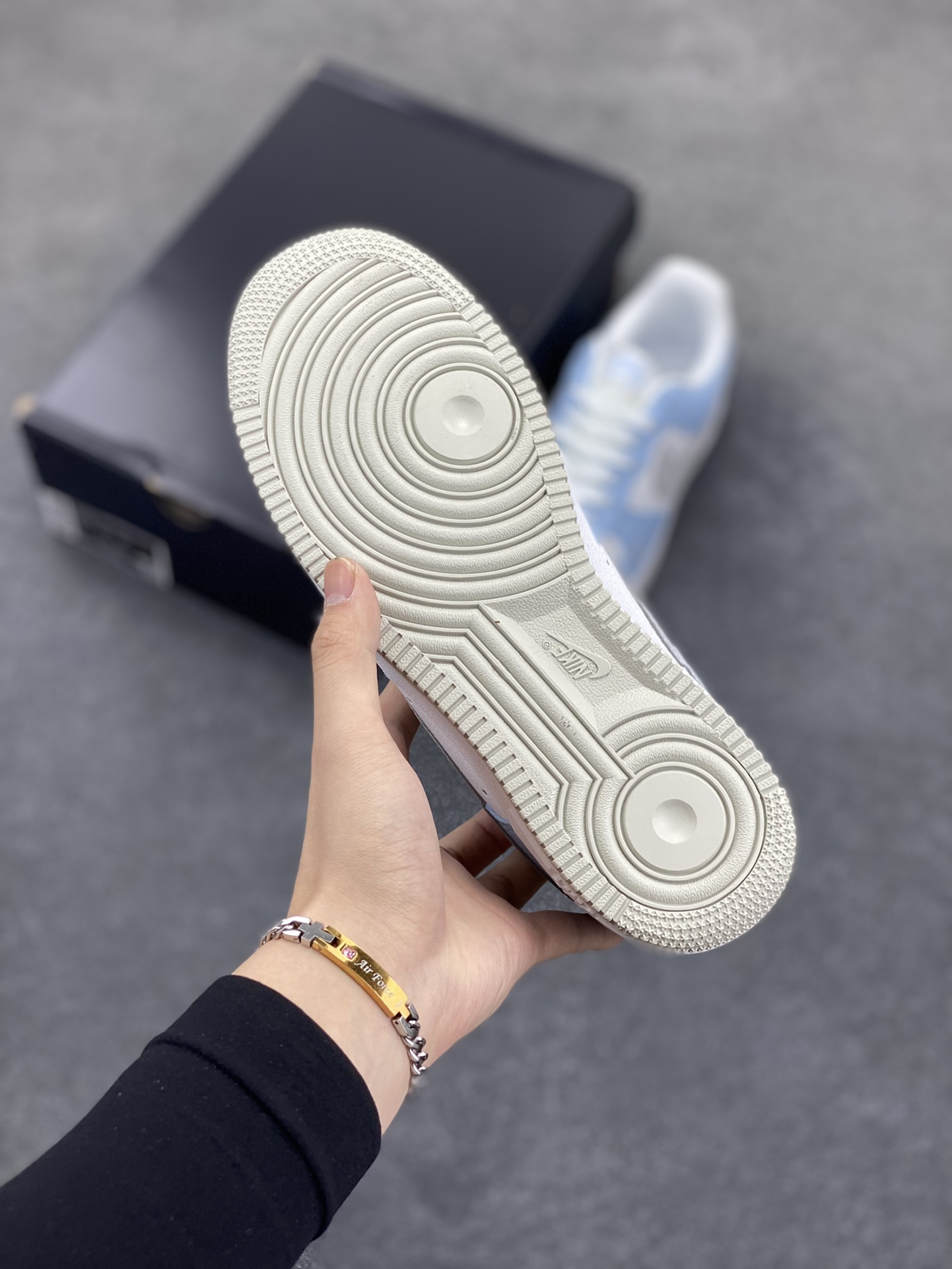 图片[5]-福利特价 Air Force 1 \’07 Low 白蓝灰 原楦头原纸板 打造纯正空军版型 #专注外贸渠道 全掌内置蜂窝气垫 #原盒配件 原厂中底钢印、拉帮完美 货号：HF0022-400 尺码：36 36.5 37.5 38 38.5 39 40 40.5 41 42 42.5 43 44 44.5 45-选品中心