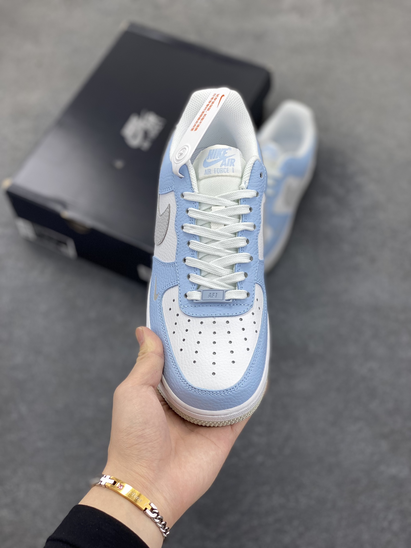 图片[2]-福利特价 Air Force 1 \’07 Low 白蓝灰 原楦头原纸板 打造纯正空军版型 #专注外贸渠道 全掌内置蜂窝气垫 #原盒配件 原厂中底钢印、拉帮完美 货号：HF0022-400 尺码：36 36.5 37.5 38 38.5 39 40 40.5 41 42 42.5 43 44 44.5 45-选品中心