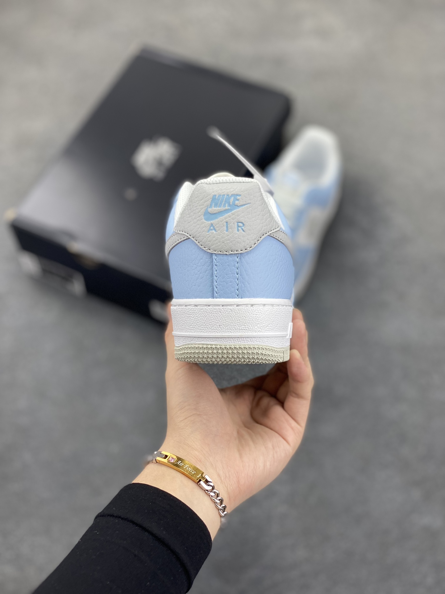 图片[4]-福利特价 Air Force 1 \’07 Low 白蓝灰 原楦头原纸板 打造纯正空军版型 #专注外贸渠道 全掌内置蜂窝气垫 #原盒配件 原厂中底钢印、拉帮完美 货号：HF0022-400 尺码：36 36.5 37.5 38 38.5 39 40 40.5 41 42 42.5 43 44 44.5 45-选品中心