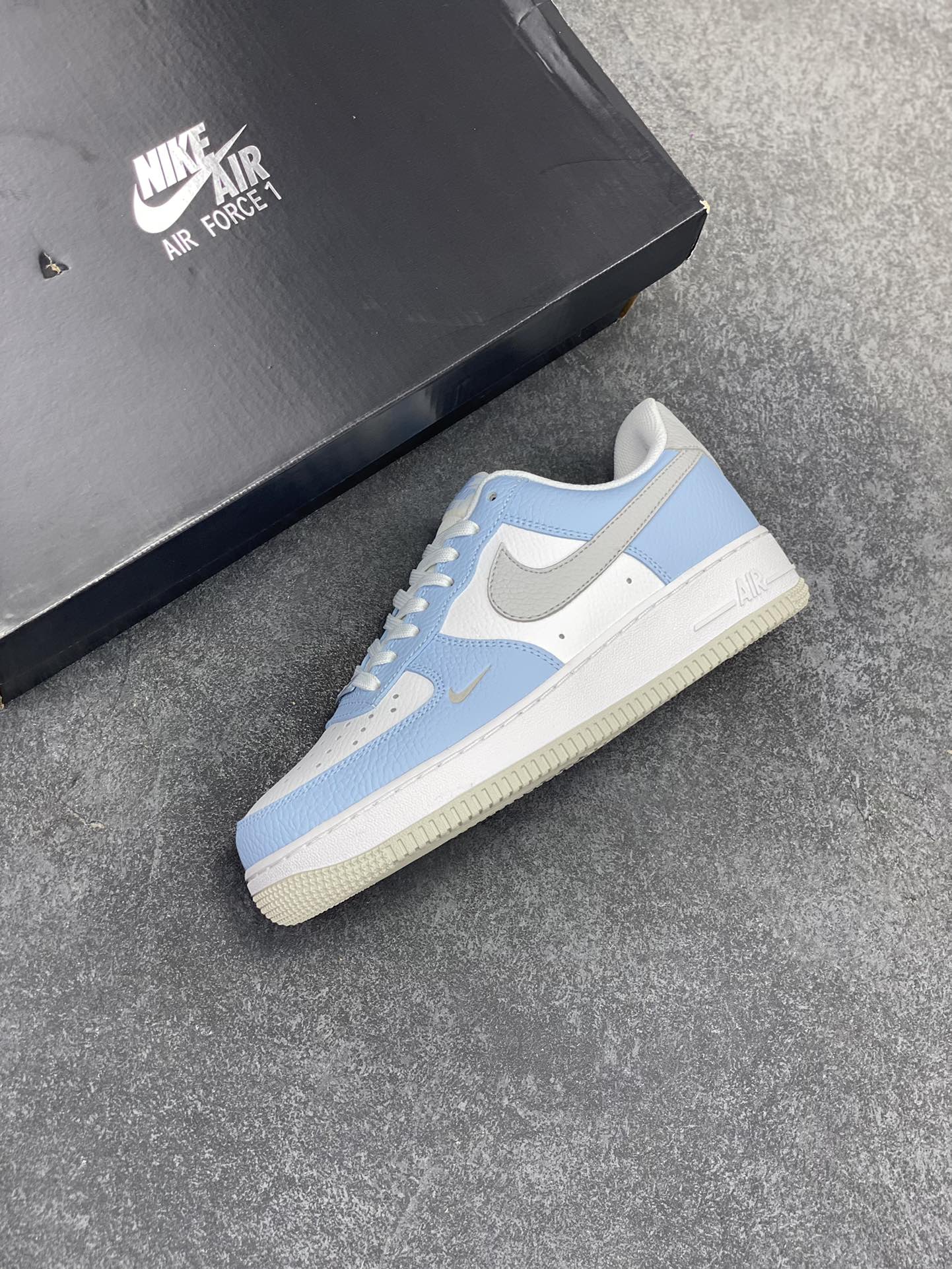 图片[7]-福利特价 Air Force 1 \’07 Low 白蓝灰 原楦头原纸板 打造纯正空军版型 #专注外贸渠道 全掌内置蜂窝气垫 #原盒配件 原厂中底钢印、拉帮完美 货号：HF0022-400 尺码：36 36.5 37.5 38 38.5 39 40 40.5 41 42 42.5 43 44 44.5 45-选品中心