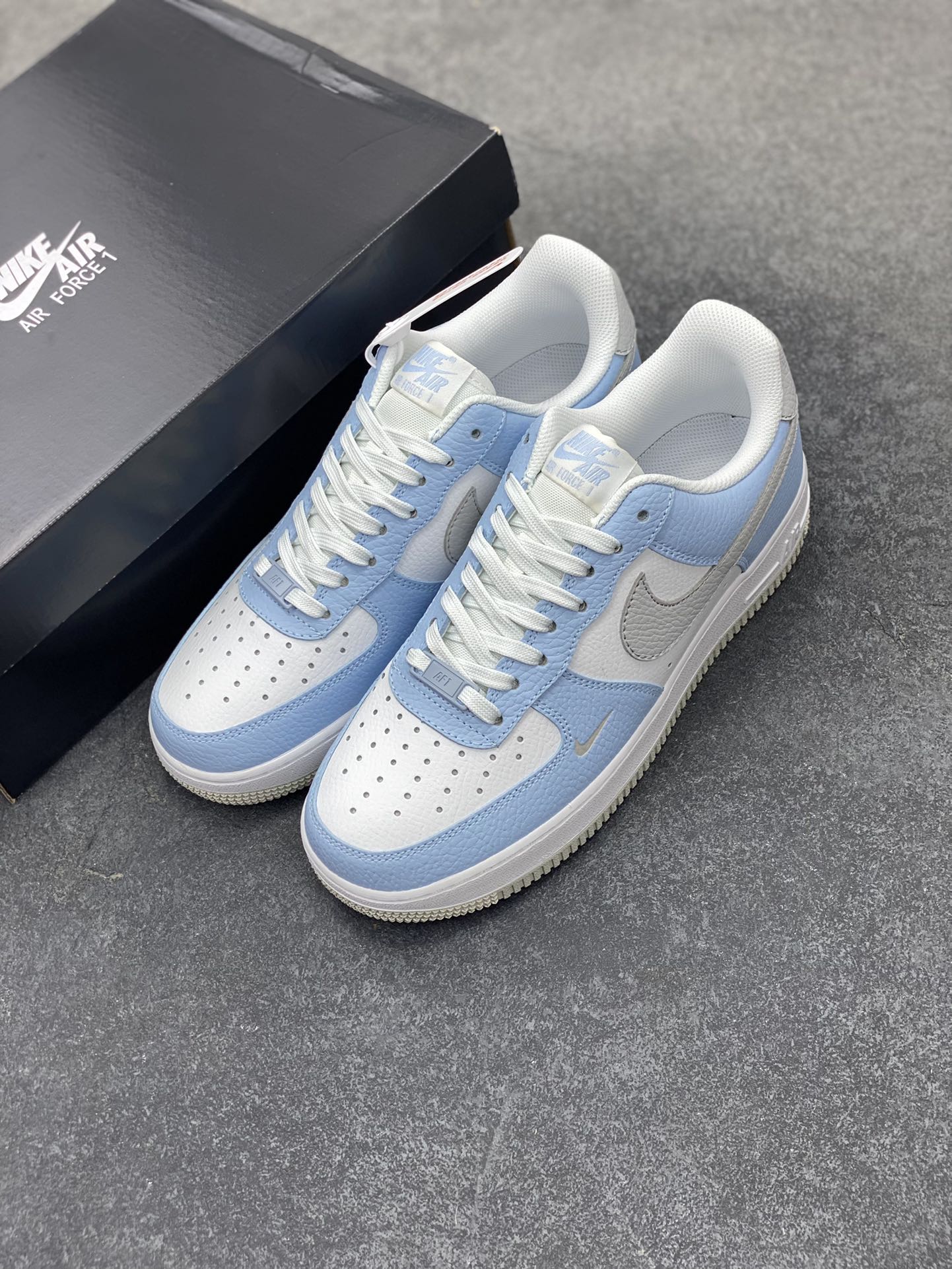 图片[8]-福利特价 Air Force 1 \’07 Low 白蓝灰 原楦头原纸板 打造纯正空军版型 #专注外贸渠道 全掌内置蜂窝气垫 #原盒配件 原厂中底钢印、拉帮完美 货号：HF0022-400 尺码：36 36.5 37.5 38 38.5 39 40 40.5 41 42 42.5 43 44 44.5 45-选品中心