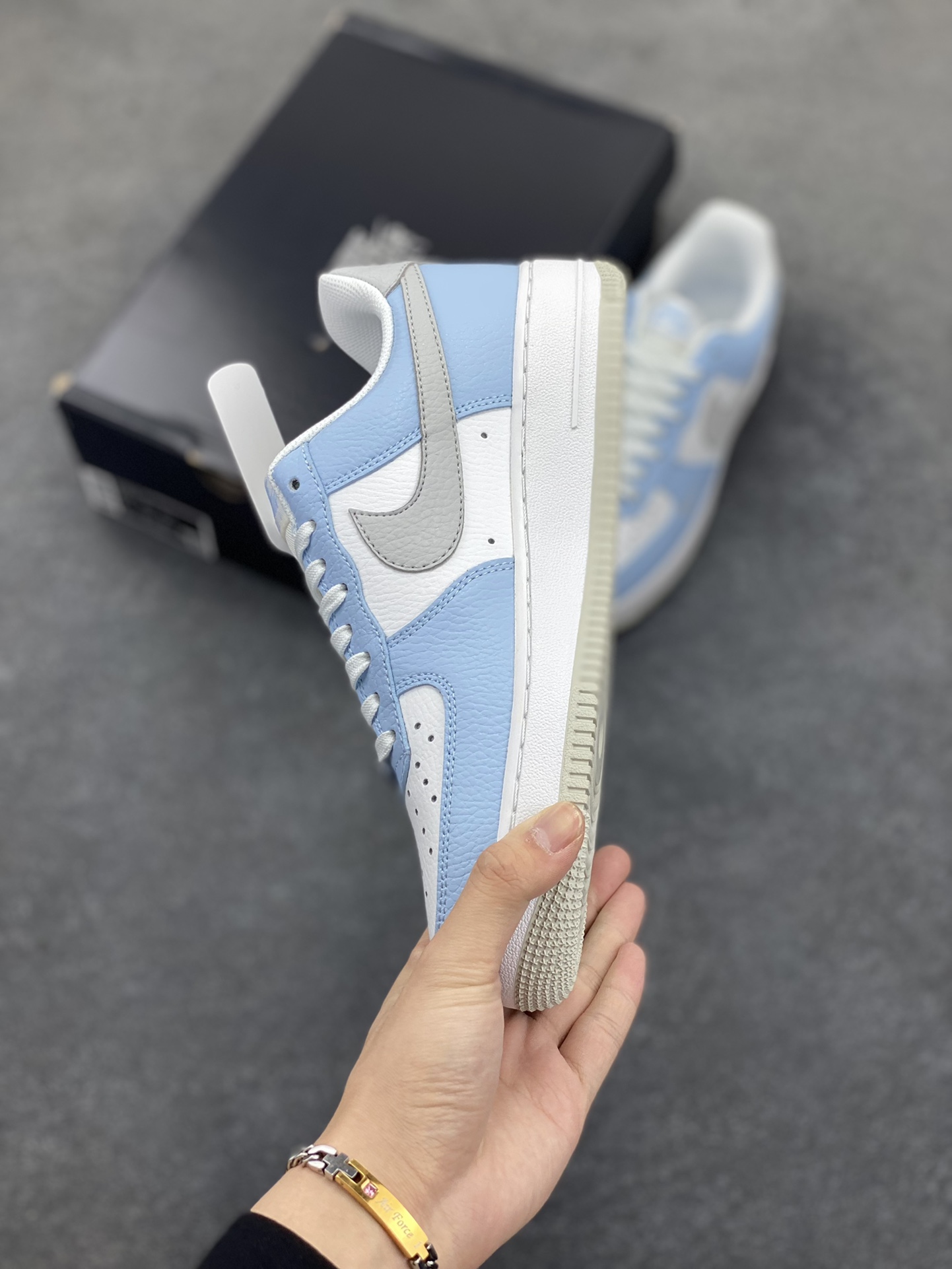 图片[3]-福利特价 Air Force 1 \’07 Low 白蓝灰 原楦头原纸板 打造纯正空军版型 #专注外贸渠道 全掌内置蜂窝气垫 #原盒配件 原厂中底钢印、拉帮完美 货号：HF0022-400 尺码：36 36.5 37.5 38 38.5 39 40 40.5 41 42 42.5 43 44 44.5 45-选品中心