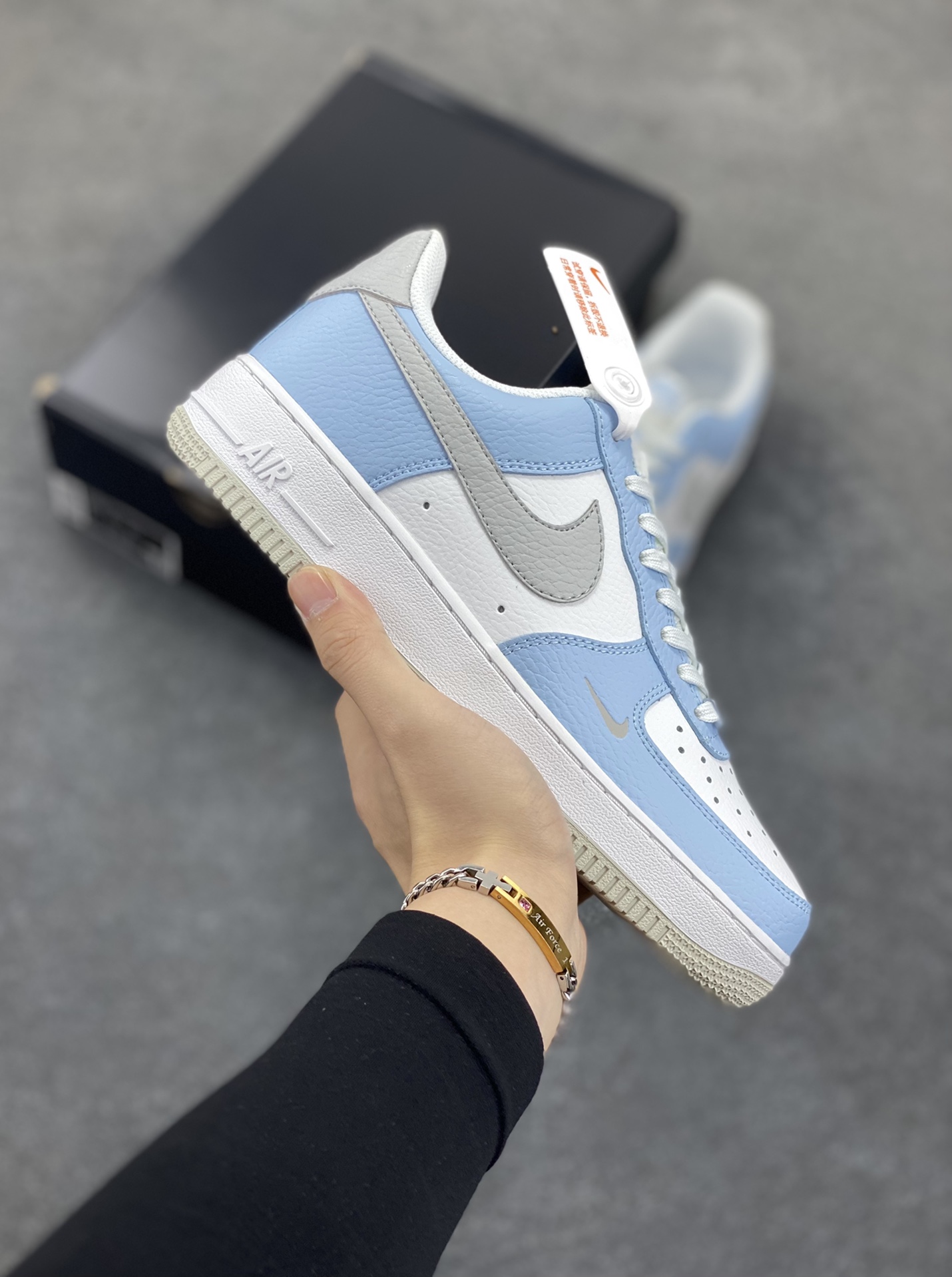 福利特价 Air Force 1 \'07 Low 白蓝灰 原楦头原纸板 打造纯正空军版型 #专注外贸渠道 全掌内置蜂窝气垫 #原盒配件 原厂中底钢印、拉帮完美 货号：HF0022-400 尺码：36 36.5 37.5 38 38.5 39 40 40.5 41 42 42.5 43 44 44.5 45-选品中心