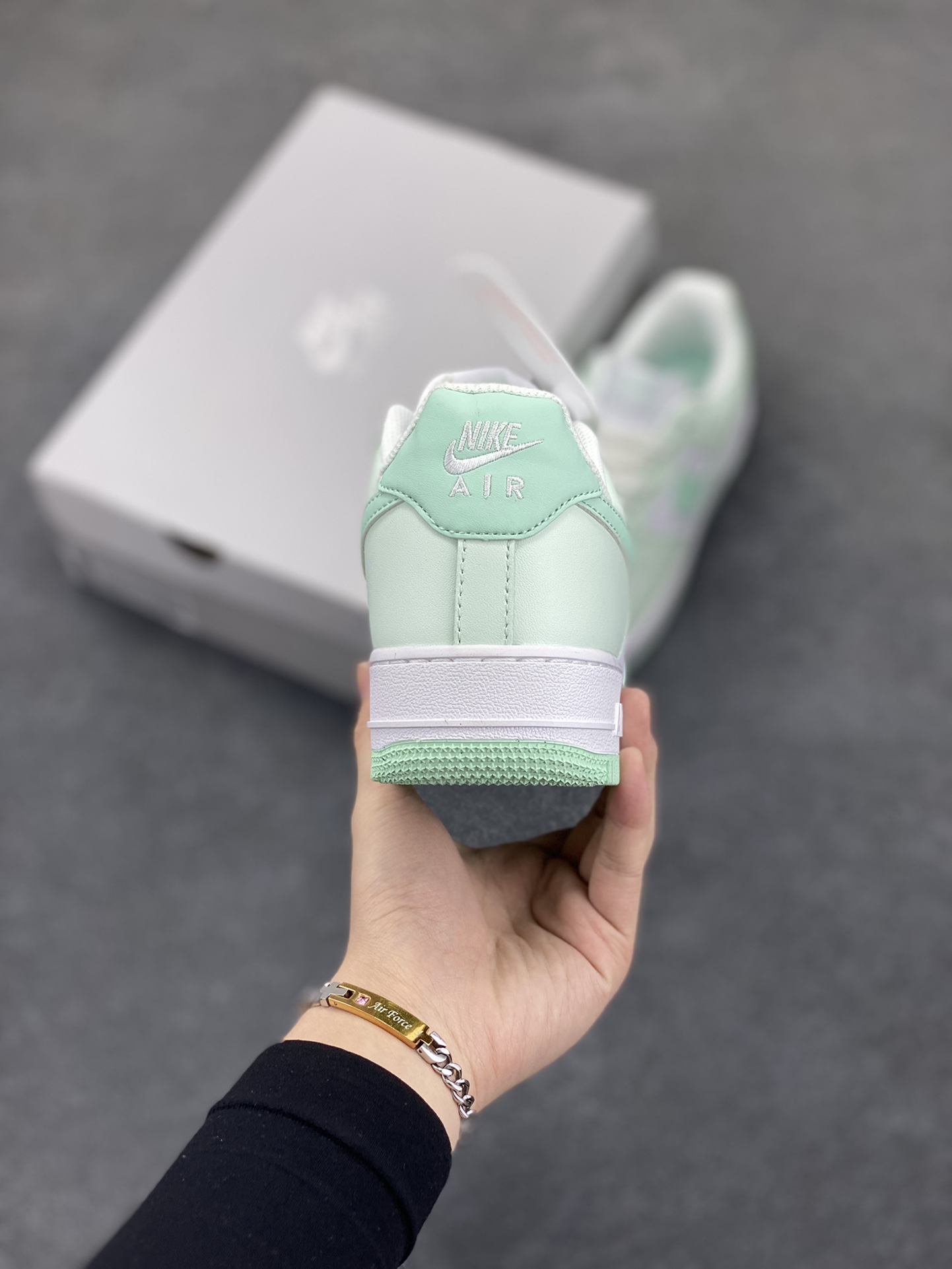 图片[4]-福利特价 Nk Air Force 1\’07 Low 蒂芙尼绿 空军一号低帮休闲板鞋 原楦头原纸板 打造纯正空军版型#专注外贸渠道 全掌内置蜂窝气垫 #原盒配件 原厂中底钢印、拉帮完美 货号：FZ4123-394 尺码：36 36.5 37.5 38 38.5 39 40 40.5 41 42 42.5 43 44 44.5 45 46-选品中心