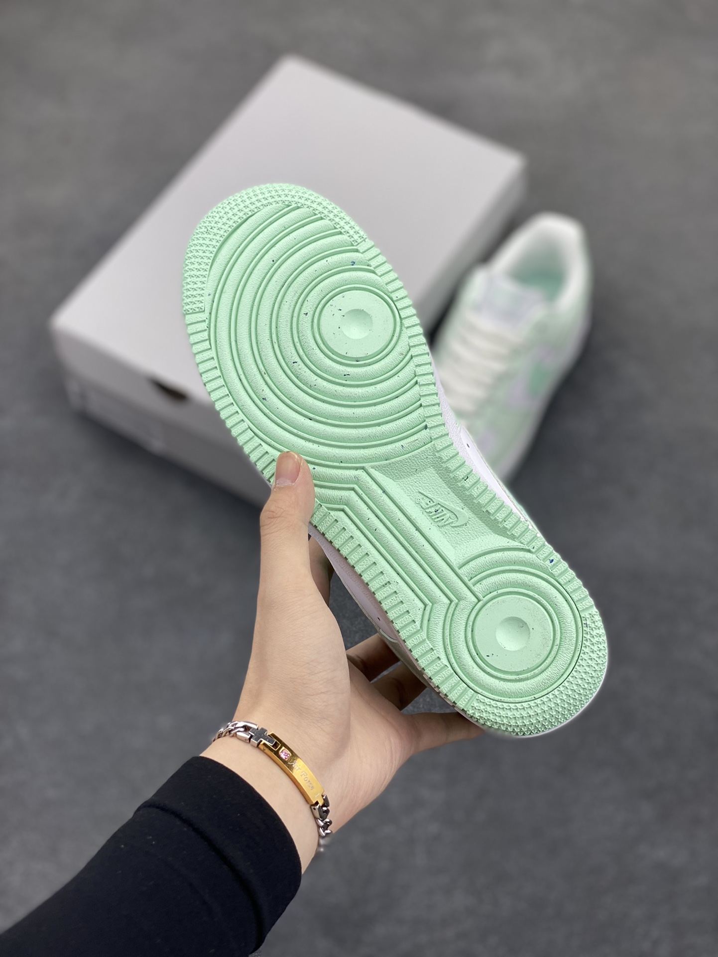 图片[5]-福利特价 Nk Air Force 1\’07 Low 蒂芙尼绿 空军一号低帮休闲板鞋 原楦头原纸板 打造纯正空军版型#专注外贸渠道 全掌内置蜂窝气垫 #原盒配件 原厂中底钢印、拉帮完美 货号：FZ4123-394 尺码：36 36.5 37.5 38 38.5 39 40 40.5 41 42 42.5 43 44 44.5 45 46-选品中心