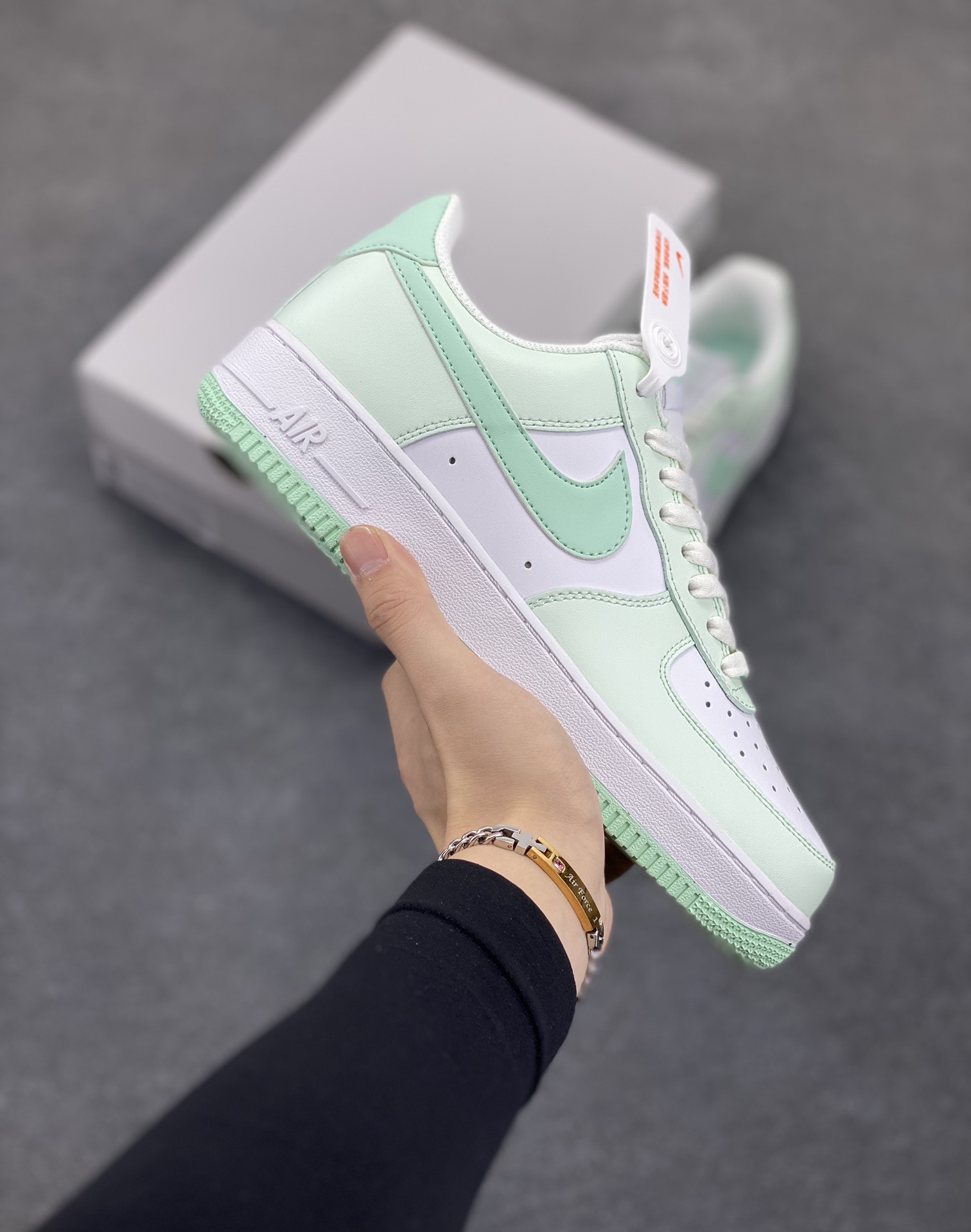 福利特价 Nk Air Force 1\’07 Low 蒂芙尼绿 空军一号低帮休闲板鞋 原楦头原纸板 打造纯正空军版型#专注外贸渠道 全掌内置蜂窝气垫 #原盒配件 原厂中底钢印、拉帮完美 货号:FZ4123-394 尺码:36 36.5 37.5 38 38.5 39 40 40.5 41 42 42.5 43 44 44.5 45 46-选品中心