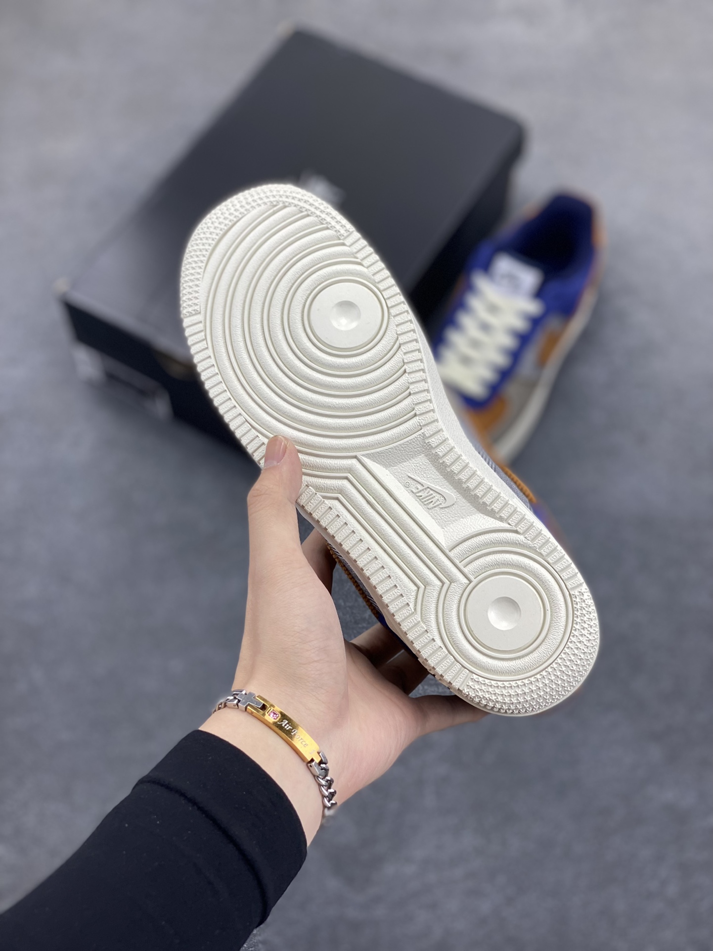 图片[5]-福利特价 Nike Air Force 1 \’07 Low 空军一号 灯芯绒 低帮休闲板鞋 原楦头原纸板 清洁度完美 全掌内置蜂窝气垫 中底钢印、拉帮完美 货号：FQ8744-410 尺码：36 36.5 37.5 38 38.5 39 40 40.5 41 42 42.5 43 44 44.5 45-选品中心