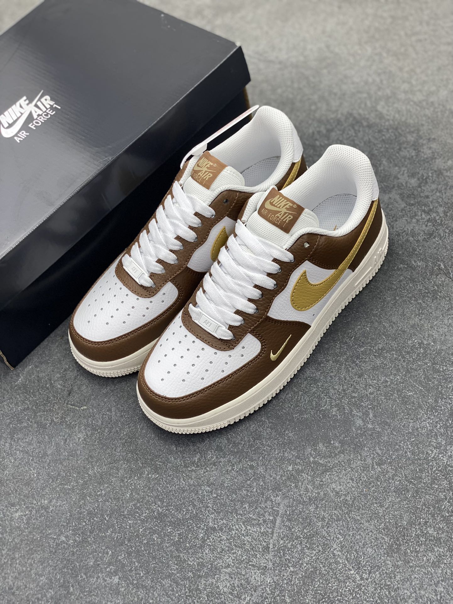 图片[8]-福利特价 Nike Air Force 1‘07 Low 白棕绿 空军一号低帮休闲板鞋 原楦头原纸板 打造纯正空军版型#专注外贸渠道 全掌内置蜂窝气垫 #原盒配件 原厂中底钢印、拉帮完美 货号：HM9656-001 尺码：36 36.5 37.5 38 38.5 39 40 40.5 41 42 42.5 43 44 44.5 45-选品中心