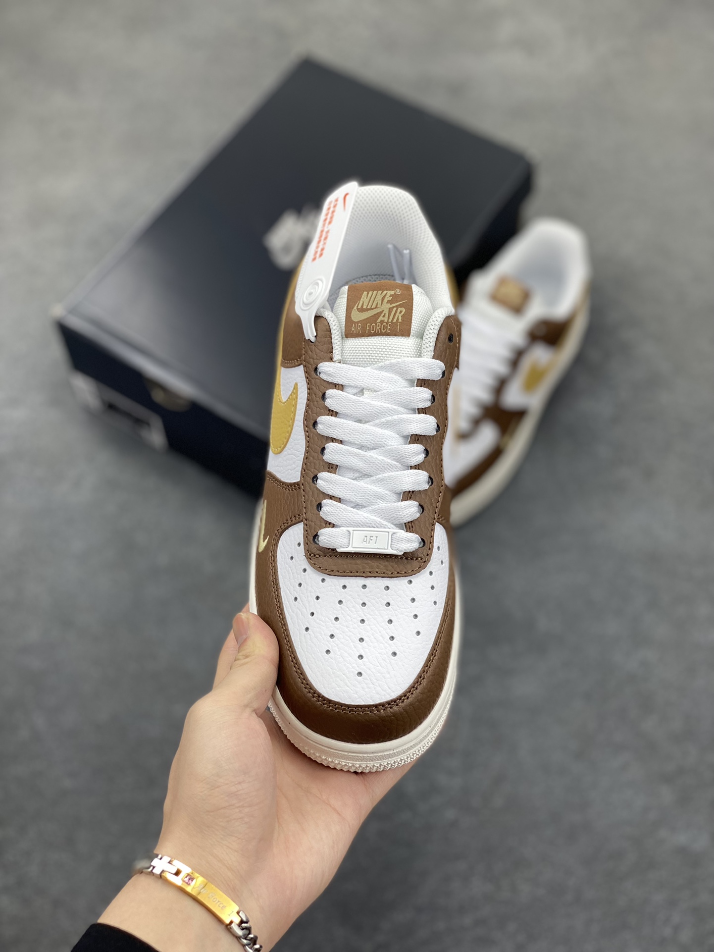 图片[2]-福利特价 Nike Air Force 1‘07 Low 白棕绿 空军一号低帮休闲板鞋 原楦头原纸板 打造纯正空军版型#专注外贸渠道 全掌内置蜂窝气垫 #原盒配件 原厂中底钢印、拉帮完美 货号：HM9656-001 尺码：36 36.5 37.5 38 38.5 39 40 40.5 41 42 42.5 43 44 44.5 45-选品中心