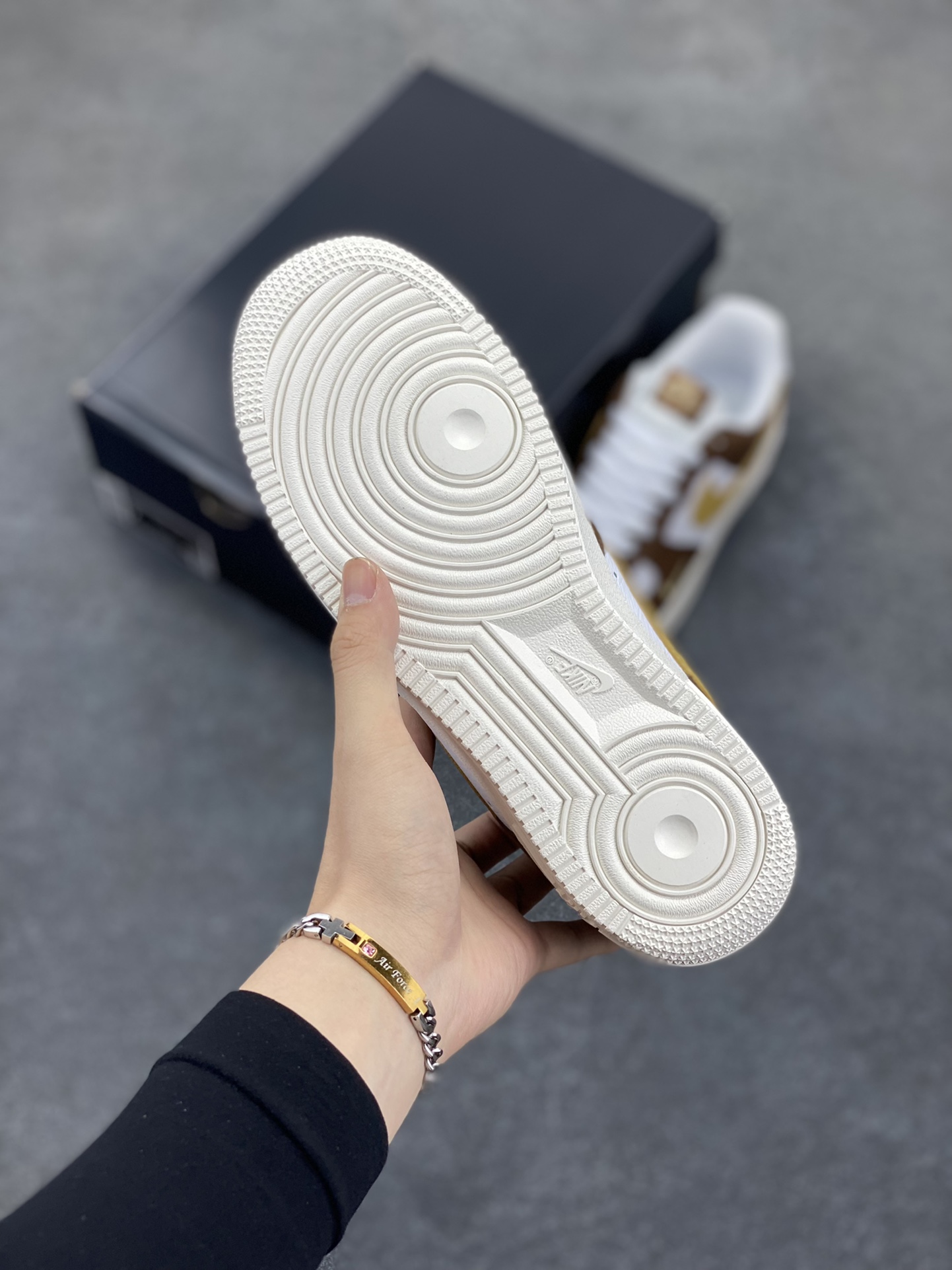 图片[5]-福利特价 Nike Air Force 1‘07 Low 白棕绿 空军一号低帮休闲板鞋 原楦头原纸板 打造纯正空军版型#专注外贸渠道 全掌内置蜂窝气垫 #原盒配件 原厂中底钢印、拉帮完美 货号：HM9656-001 尺码：36 36.5 37.5 38 38.5 39 40 40.5 41 42 42.5 43 44 44.5 45-选品中心
