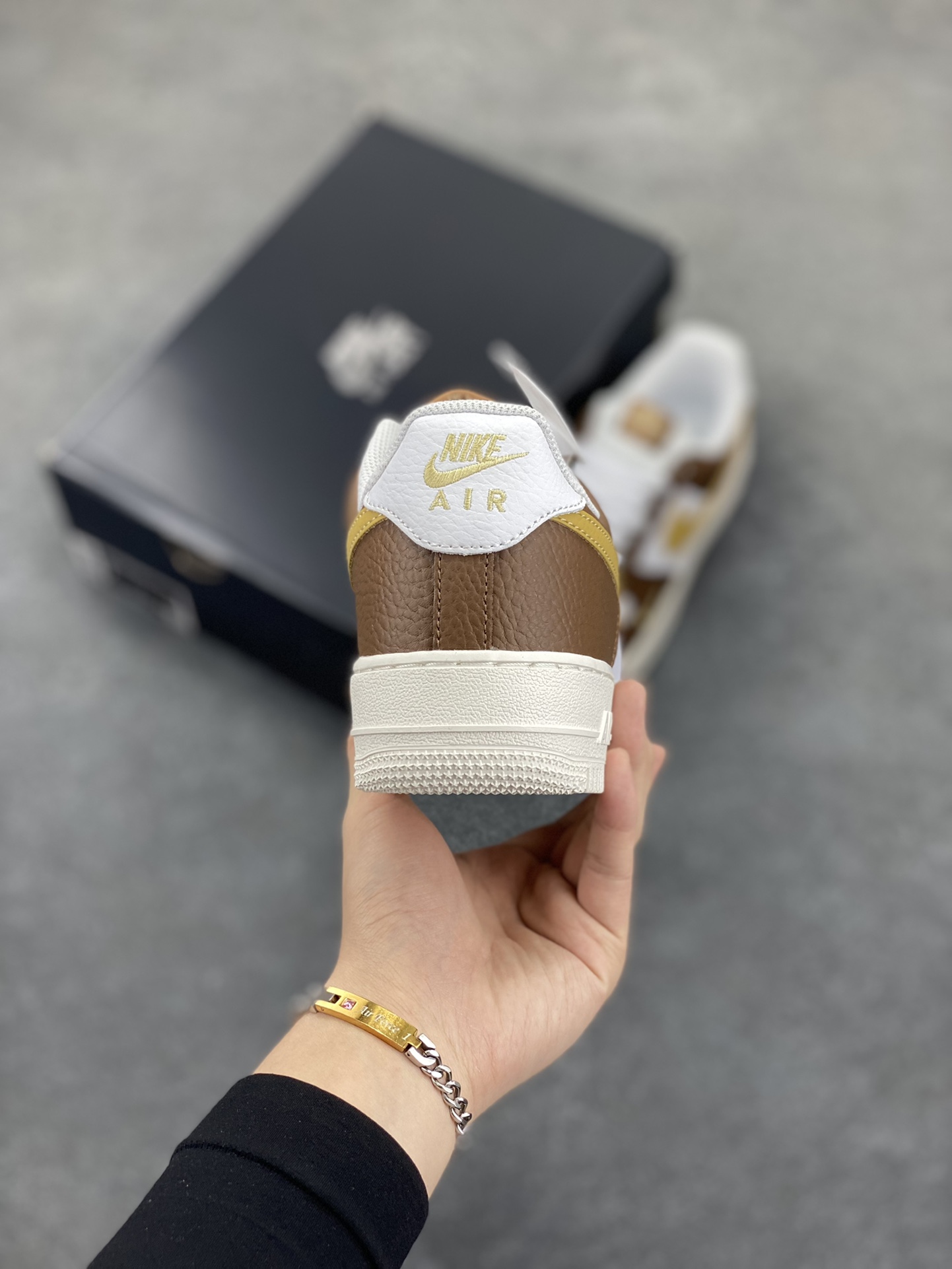 图片[4]-福利特价 Nike Air Force 1‘07 Low 白棕绿 空军一号低帮休闲板鞋 原楦头原纸板 打造纯正空军版型#专注外贸渠道 全掌内置蜂窝气垫 #原盒配件 原厂中底钢印、拉帮完美 货号：HM9656-001 尺码：36 36.5 37.5 38 38.5 39 40 40.5 41 42 42.5 43 44 44.5 45-选品中心