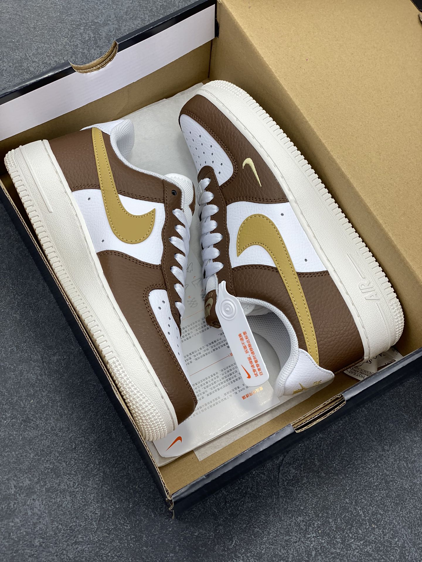 图片[9]-福利特价 Nike Air Force 1‘07 Low 白棕绿 空军一号低帮休闲板鞋 原楦头原纸板 打造纯正空军版型#专注外贸渠道 全掌内置蜂窝气垫 #原盒配件 原厂中底钢印、拉帮完美 货号：HM9656-001 尺码：36 36.5 37.5 38 38.5 39 40 40.5 41 42 42.5 43 44 44.5 45-选品中心