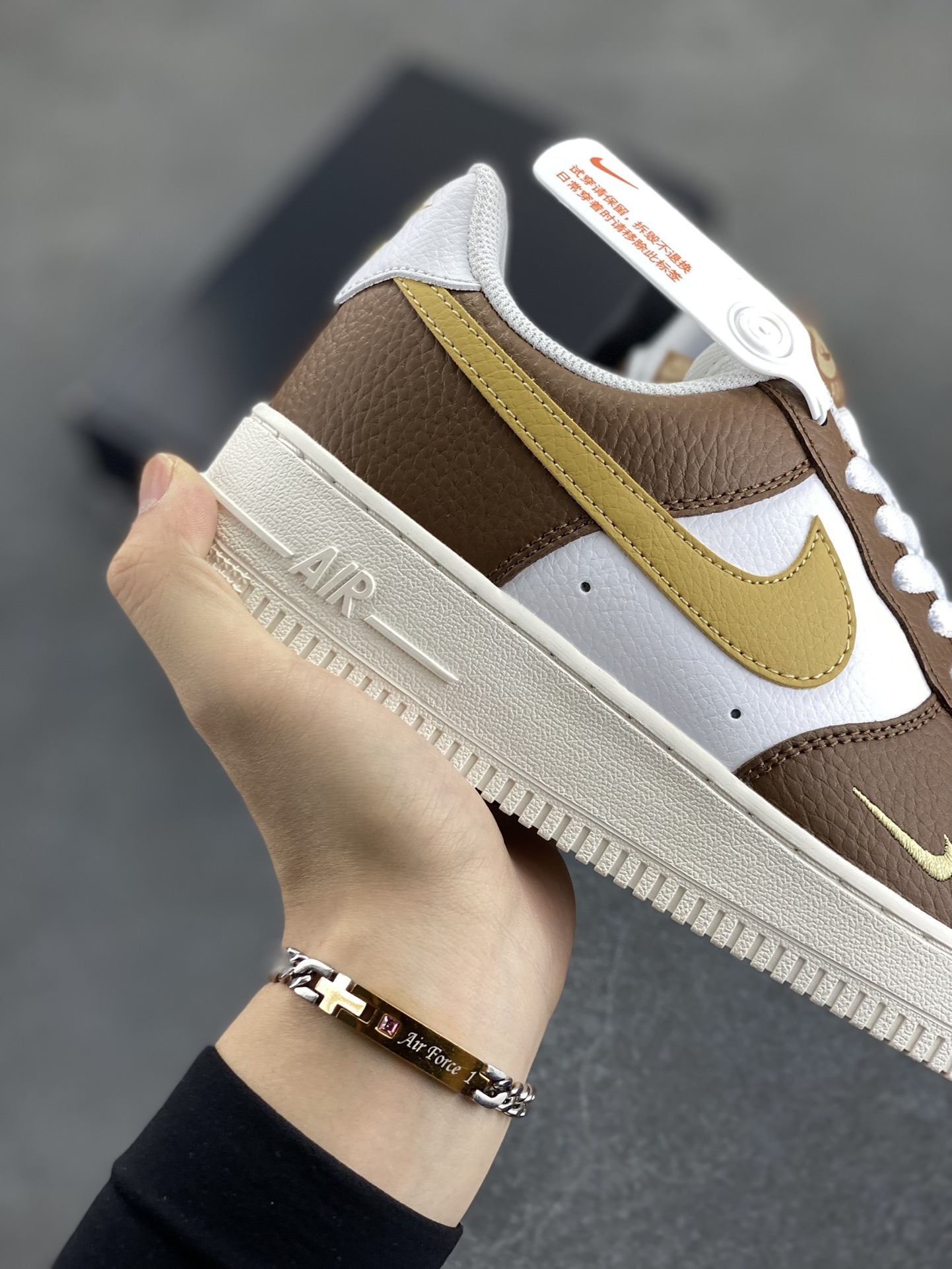 图片[6]-福利特价 Nike Air Force 1‘07 Low 白棕绿 空军一号低帮休闲板鞋 原楦头原纸板 打造纯正空军版型#专注外贸渠道 全掌内置蜂窝气垫 #原盒配件 原厂中底钢印、拉帮完美 货号：HM9656-001 尺码：36 36.5 37.5 38 38.5 39 40 40.5 41 42 42.5 43 44 44.5 45-选品中心