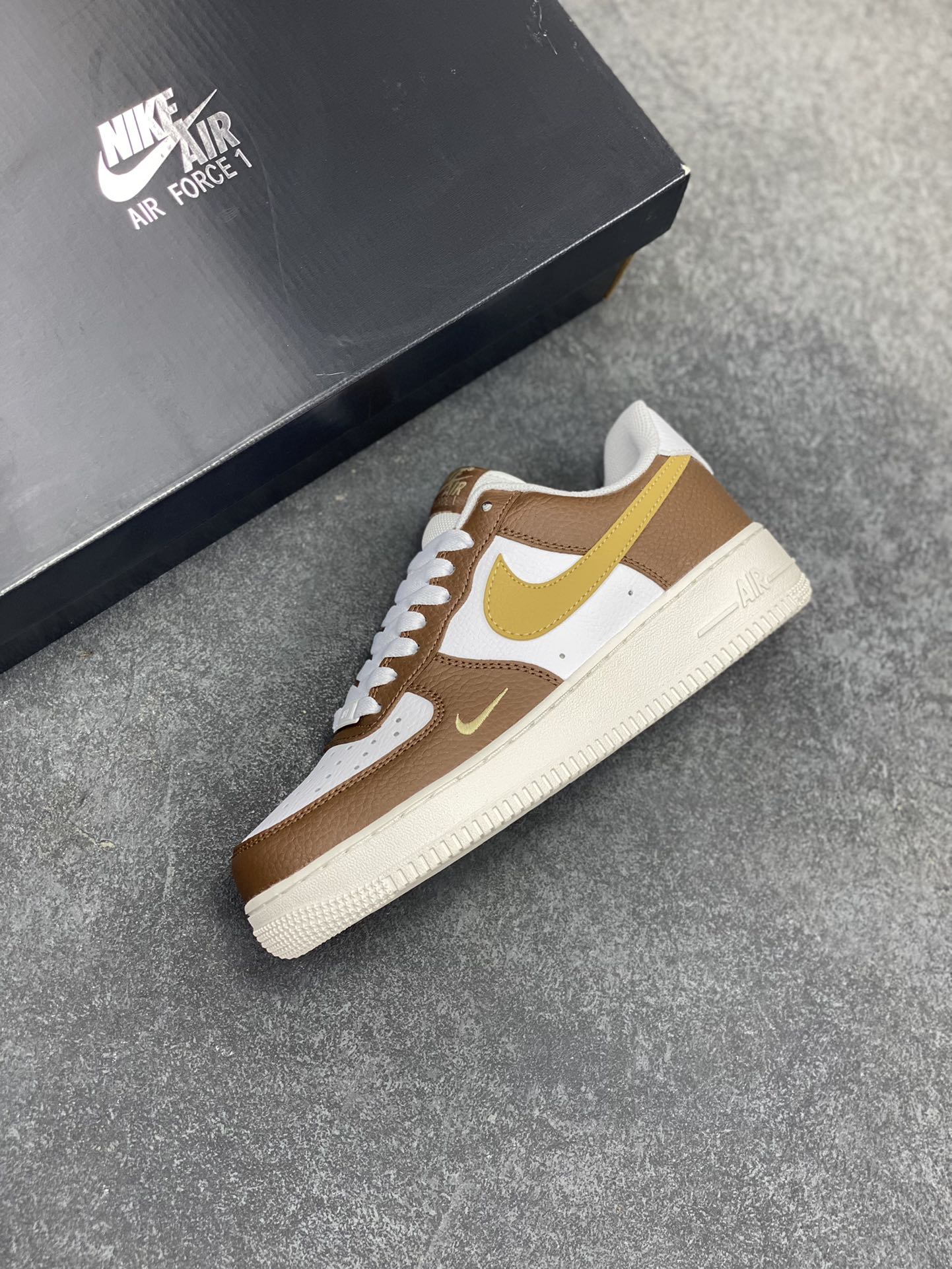 图片[7]-福利特价 Nike Air Force 1‘07 Low 白棕绿 空军一号低帮休闲板鞋 原楦头原纸板 打造纯正空军版型#专注外贸渠道 全掌内置蜂窝气垫 #原盒配件 原厂中底钢印、拉帮完美 货号：HM9656-001 尺码：36 36.5 37.5 38 38.5 39 40 40.5 41 42 42.5 43 44 44.5 45-选品中心