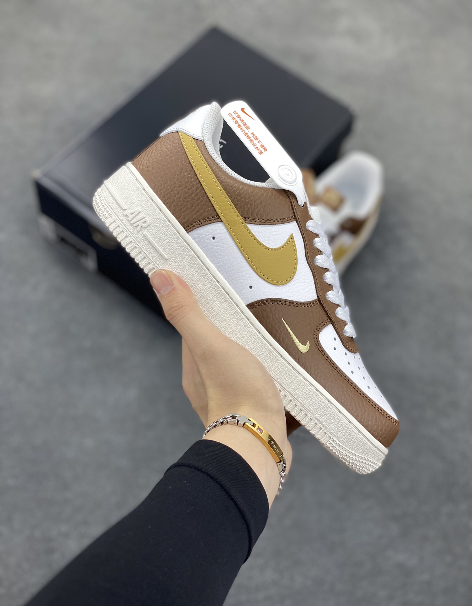 福利特价 Nike Air Force 1‘07 Low 白棕绿 空军一号低帮休闲板鞋 原楦头原纸板 打造纯正空军版型#专注外贸渠道 全掌内置蜂窝气垫 #原盒配件 原厂中底钢印、拉帮完美 货号:HM9656-001 尺码:36 36.5 37.5 38 38.5 39 40 40.5 41 42 42.5 43 44 44.5 45-选品中心