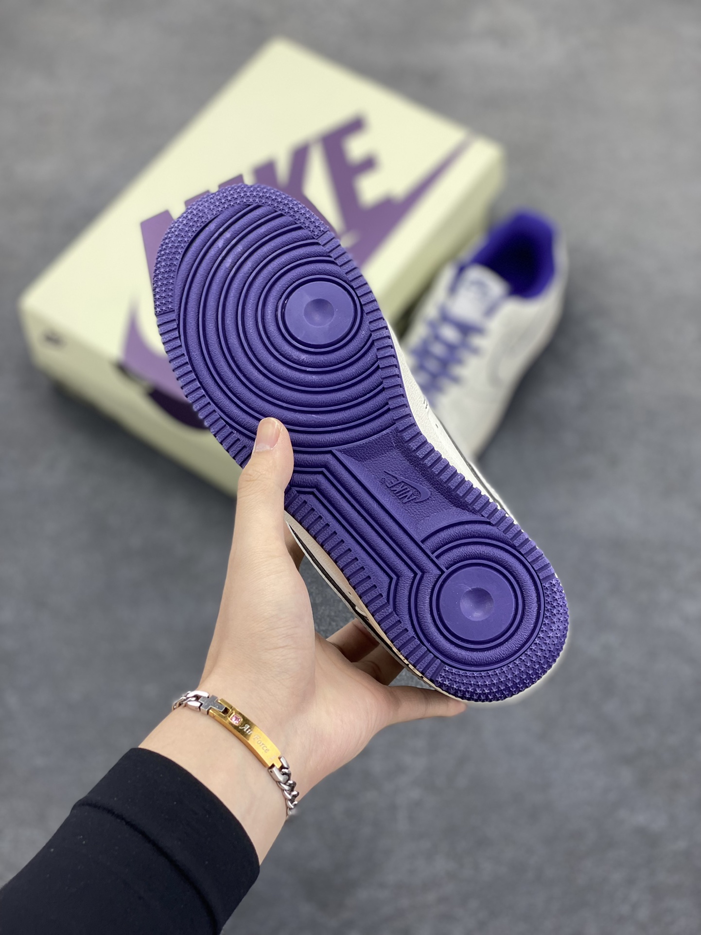 图片[5]-福利特价 Nk Air Force 1\’07 Low 斯图西联名 空军一号低帮休闲板鞋 原楦头原纸板 打造纯正空军版型#专注外贸渠道 全掌内置蜂窝气垫 #原盒配件 原厂中底钢印、拉帮完美 货号：UN1635-555 尺码：36 36.5 37.5 38 38.5 39 40 40.5 41 42 42.5 43 44 44.5 45-选品中心