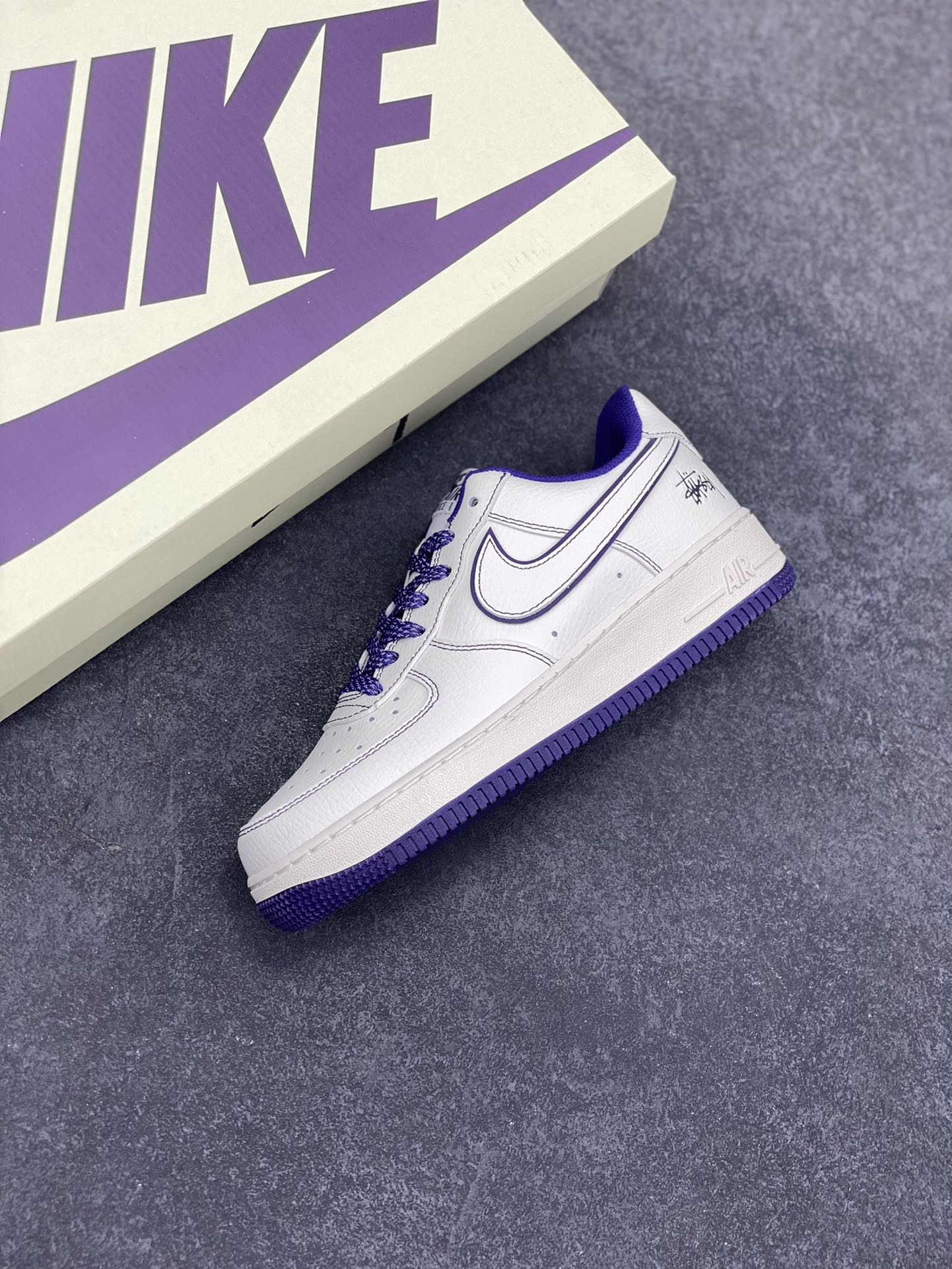 图片[7]-福利特价 Nk Air Force 1\’07 Low 斯图西联名 空军一号低帮休闲板鞋 原楦头原纸板 打造纯正空军版型#专注外贸渠道 全掌内置蜂窝气垫 #原盒配件 原厂中底钢印、拉帮完美 货号：UN1635-555 尺码：36 36.5 37.5 38 38.5 39 40 40.5 41 42 42.5 43 44 44.5 45-选品中心