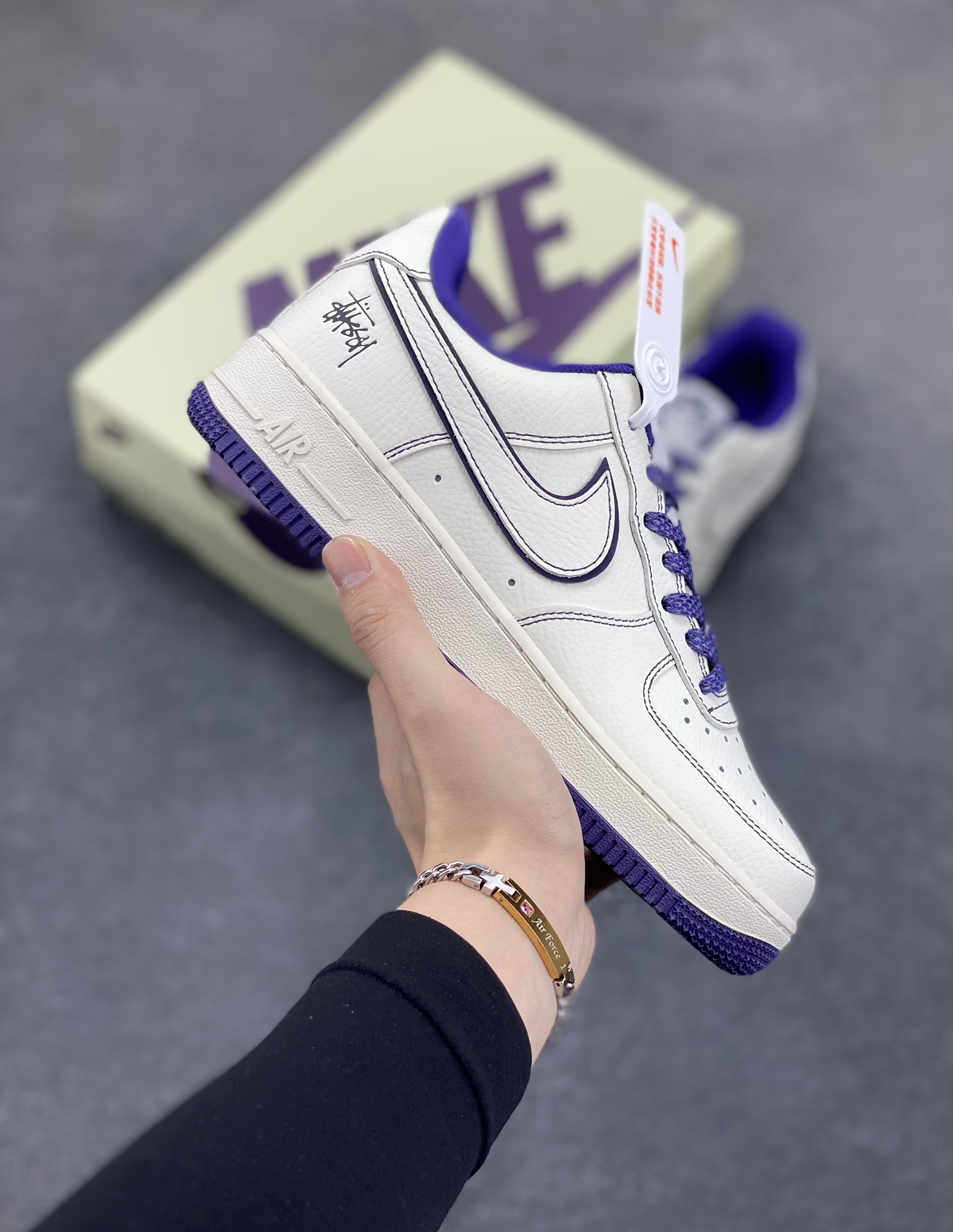 福利特价 Nk Air Force 1\’07 Low 斯图西联名 空军一号低帮休闲板鞋 原楦头原纸板 打造纯正空军版型#专注外贸渠道 全掌内置蜂窝气垫 #原盒配件 原厂中底钢印、拉帮完美 货号:UN1635-555 尺码:36 36.5 37.5 38 38.5 39 40 40.5 41 42 42.5 43 44 44.5 45-选品中心