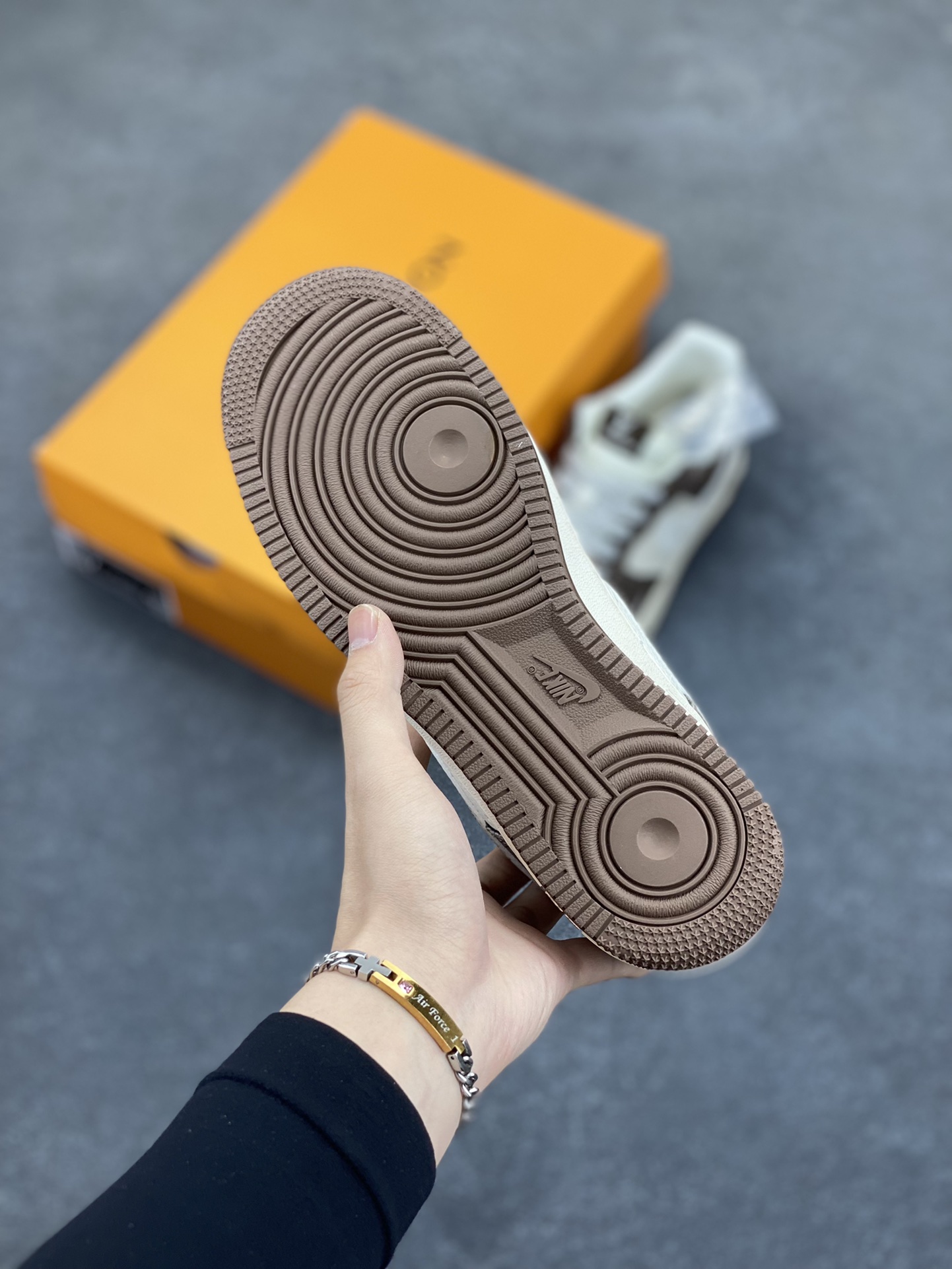 图片[5]-NIke Air Force 1 \’07 Low “LV联名——米棕暗格”空军一号 低帮 运动鞋 休闲鞋 折边针车 工艺难度大 原楦头原纸板 原装鞋盒 定制五金配件 内置全掌气垫 原厂鞋底 货号：XS1958-552 尺码：36 36.5 37.5 38 38.5 39 40 40.5 41 42 42.5 43 44 44.5 45-选品中心