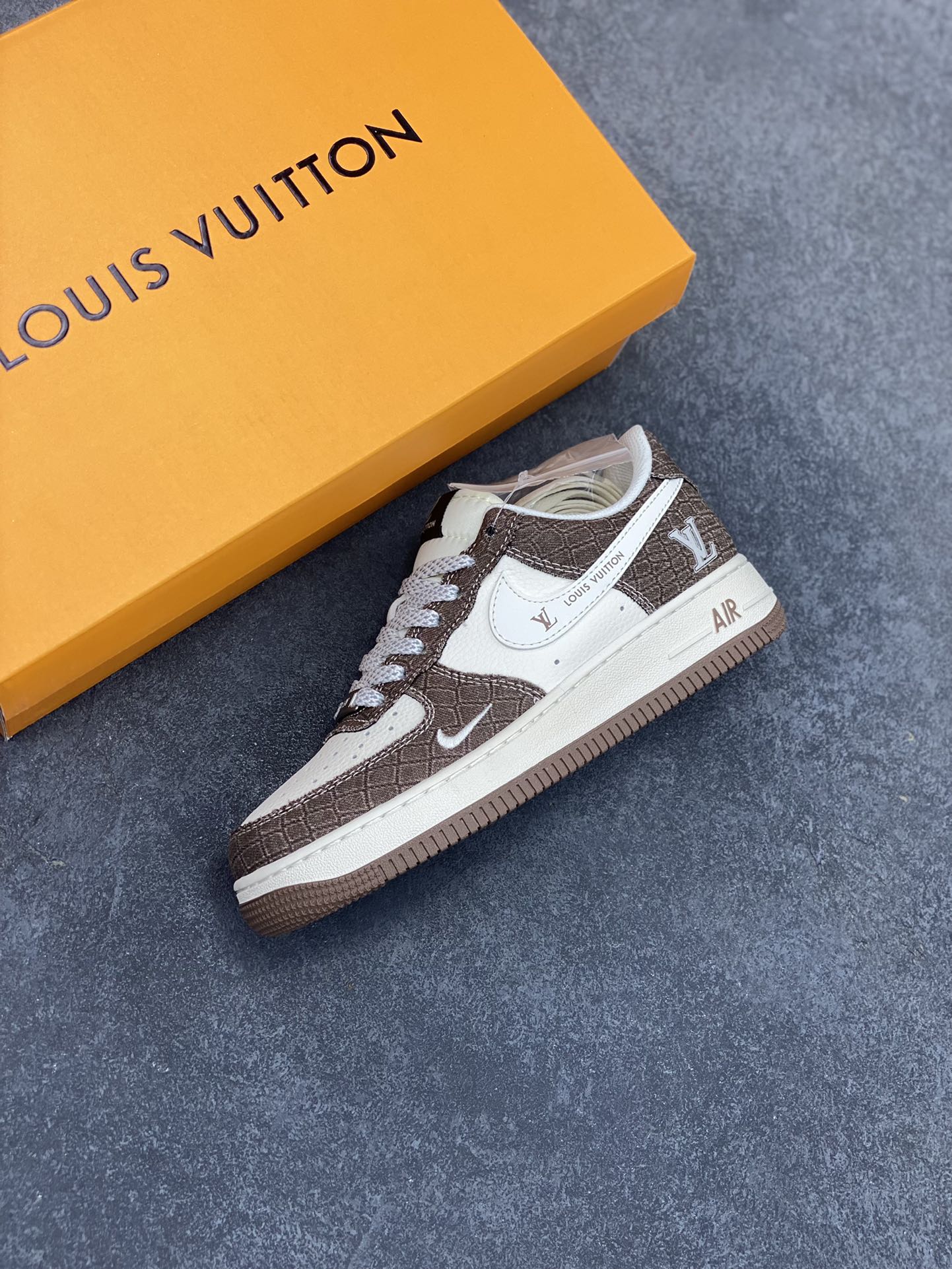 图片[7]-NIke Air Force 1 \’07 Low “LV联名——米棕暗格”空军一号 低帮 运动鞋 休闲鞋 折边针车 工艺难度大 原楦头原纸板 原装鞋盒 定制五金配件 内置全掌气垫 原厂鞋底 货号：XS1958-552 尺码：36 36.5 37.5 38 38.5 39 40 40.5 41 42 42.5 43 44 44.5 45-选品中心