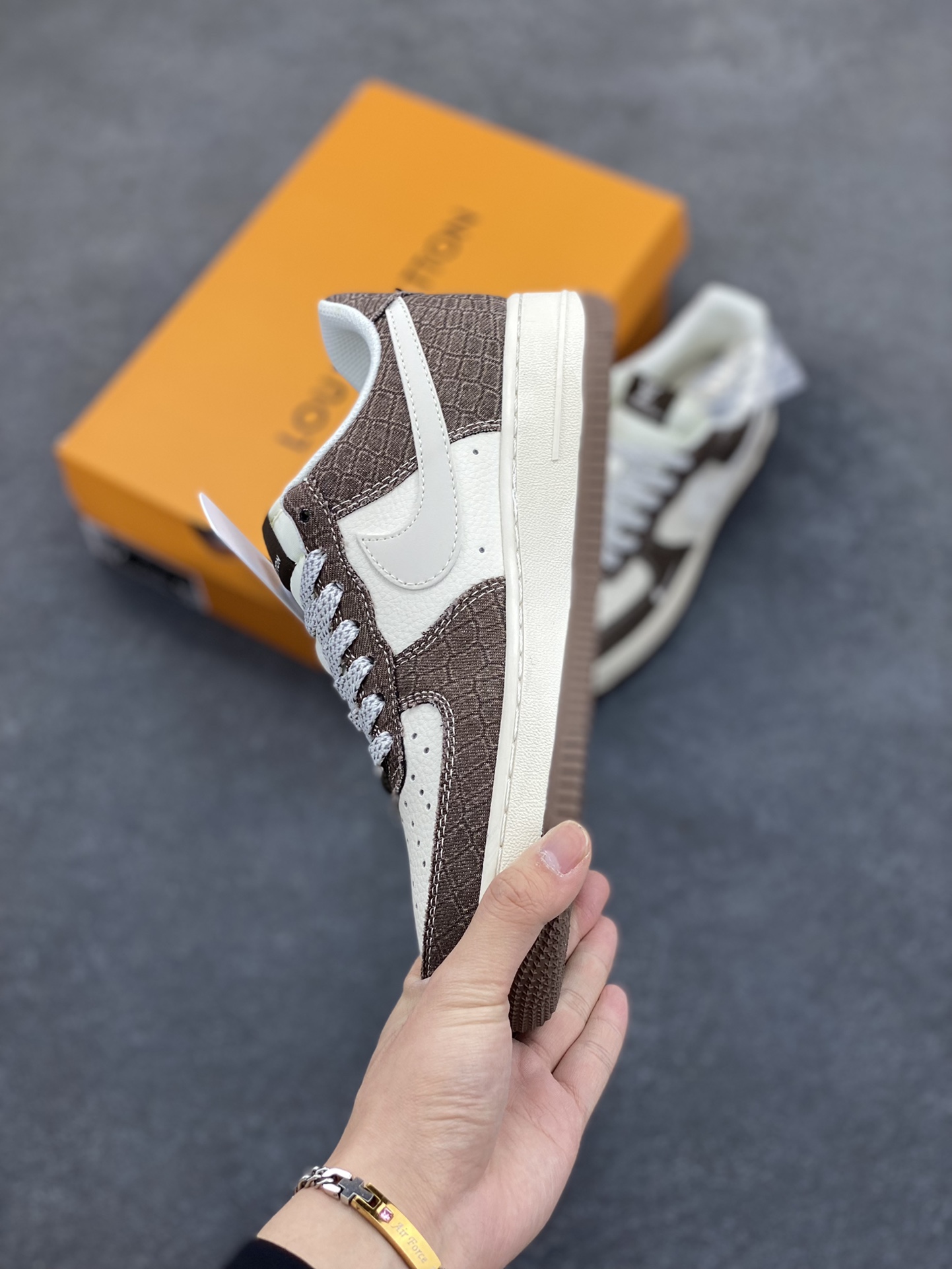 图片[3]-NIke Air Force 1 \’07 Low “LV联名——米棕暗格”空军一号 低帮 运动鞋 休闲鞋 折边针车 工艺难度大 原楦头原纸板 原装鞋盒 定制五金配件 内置全掌气垫 原厂鞋底 货号：XS1958-552 尺码：36 36.5 37.5 38 38.5 39 40 40.5 41 42 42.5 43 44 44.5 45-选品中心