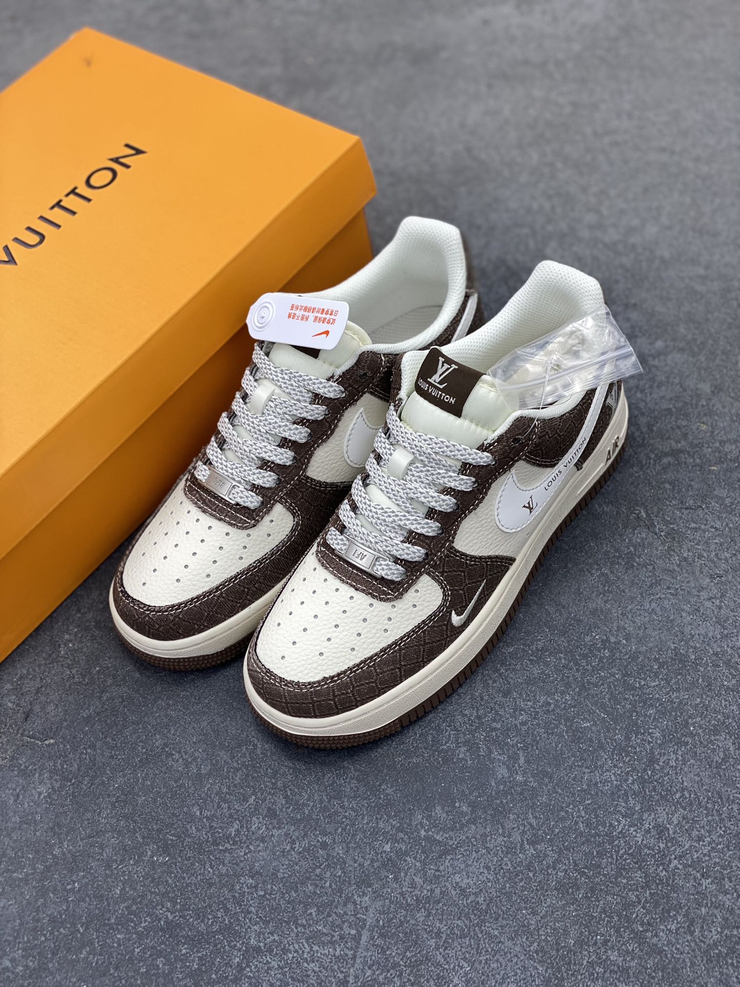 图片[8]-NIke Air Force 1 \’07 Low “LV联名——米棕暗格”空军一号 低帮 运动鞋 休闲鞋 折边针车 工艺难度大 原楦头原纸板 原装鞋盒 定制五金配件 内置全掌气垫 原厂鞋底 货号：XS1958-552 尺码：36 36.5 37.5 38 38.5 39 40 40.5 41 42 42.5 43 44 44.5 45-选品中心