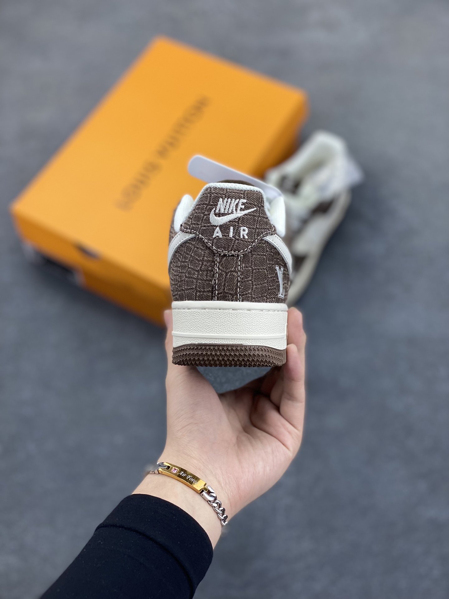 图片[4]-NIke Air Force 1 \’07 Low “LV联名——米棕暗格”空军一号 低帮 运动鞋 休闲鞋 折边针车 工艺难度大 原楦头原纸板 原装鞋盒 定制五金配件 内置全掌气垫 原厂鞋底 货号：XS1958-552 尺码：36 36.5 37.5 38 38.5 39 40 40.5 41 42 42.5 43 44 44.5 45-选品中心