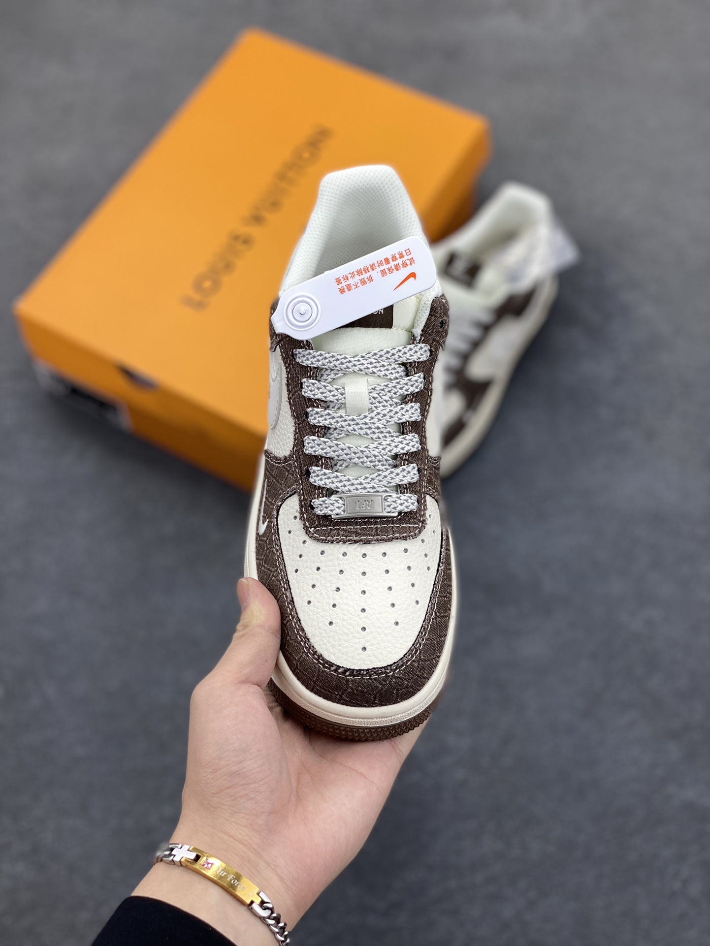 图片[2]-NIke Air Force 1 \’07 Low “LV联名——米棕暗格”空军一号 低帮 运动鞋 休闲鞋 折边针车 工艺难度大 原楦头原纸板 原装鞋盒 定制五金配件 内置全掌气垫 原厂鞋底 货号：XS1958-552 尺码：36 36.5 37.5 38 38.5 39 40 40.5 41 42 42.5 43 44 44.5 45-选品中心