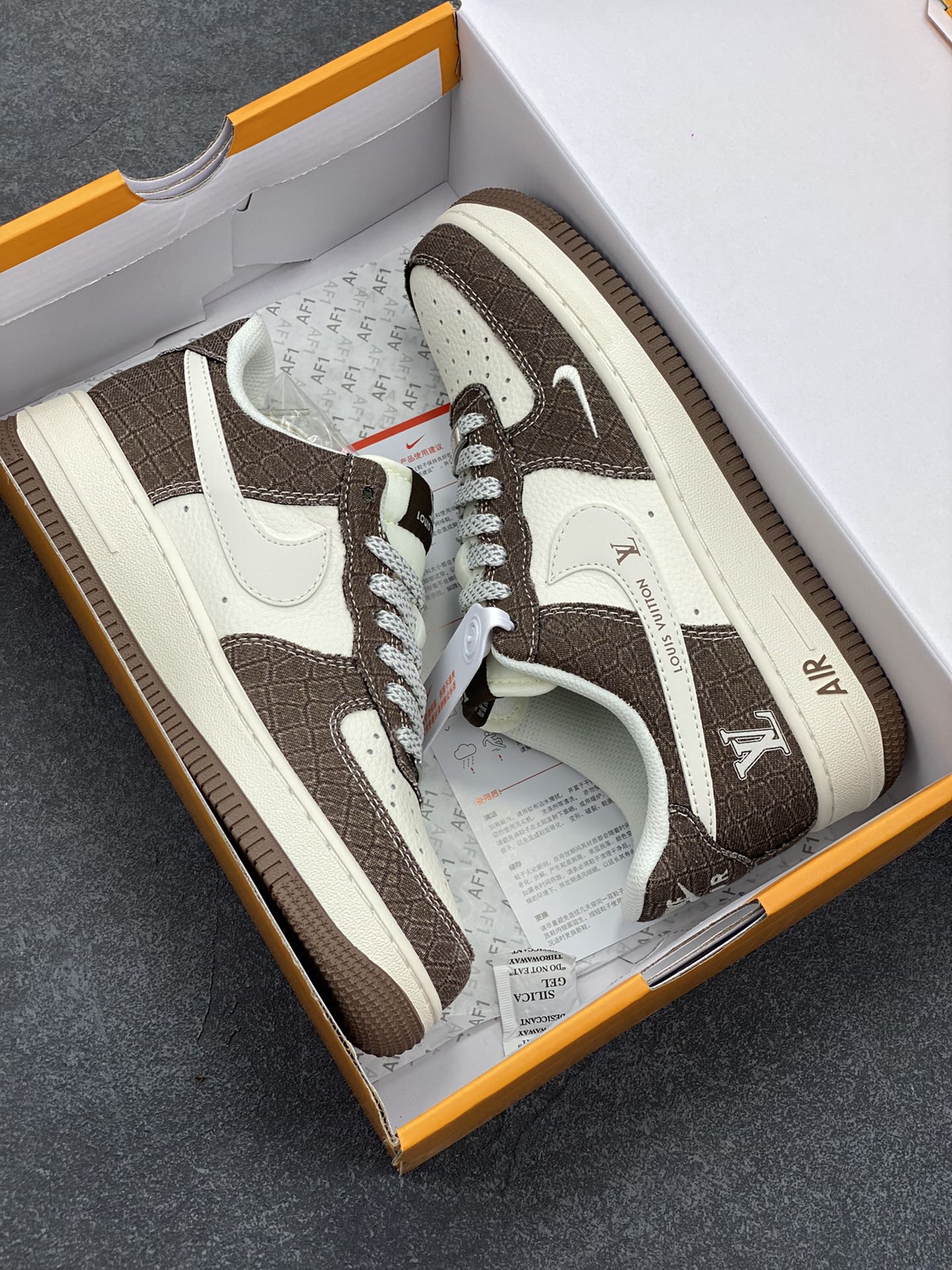 图片[9]-NIke Air Force 1 \’07 Low “LV联名——米棕暗格”空军一号 低帮 运动鞋 休闲鞋 折边针车 工艺难度大 原楦头原纸板 原装鞋盒 定制五金配件 内置全掌气垫 原厂鞋底 货号：XS1958-552 尺码：36 36.5 37.5 38 38.5 39 40 40.5 41 42 42.5 43 44 44.5 45-选品中心