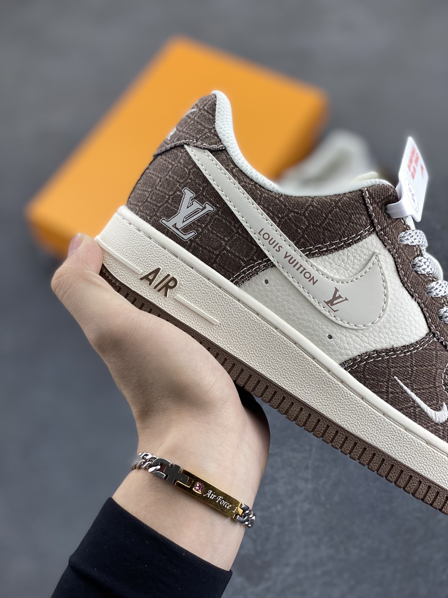 图片[6]-NIke Air Force 1 \’07 Low “LV联名——米棕暗格”空军一号 低帮 运动鞋 休闲鞋 折边针车 工艺难度大 原楦头原纸板 原装鞋盒 定制五金配件 内置全掌气垫 原厂鞋底 货号：XS1958-552 尺码：36 36.5 37.5 38 38.5 39 40 40.5 41 42 42.5 43 44 44.5 45-选品中心