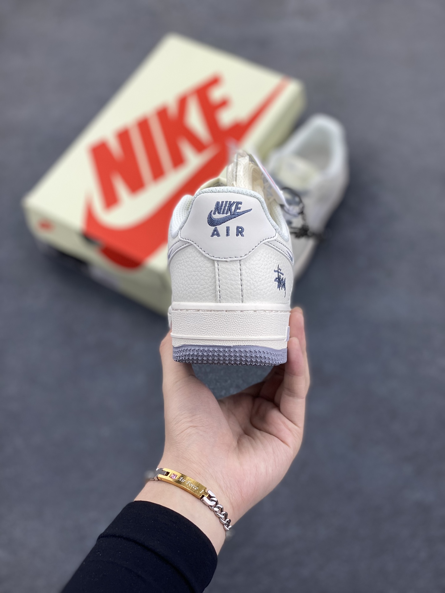图片[4]-NIke Air Force 1 \’07 Low “斯图西联名——米灰NIKE小勾”空军一号 低帮 运动鞋 休闲鞋 折边针车 工艺难度大 原楦头原纸板 原装鞋盒 定制五金配件 内置全掌气垫 原厂鞋底 货号：HH7518-064 尺码：36 36.5 37.5 38 38.5 39 40 40.5 41 42 42.5 43 44 44.5 45-选品中心