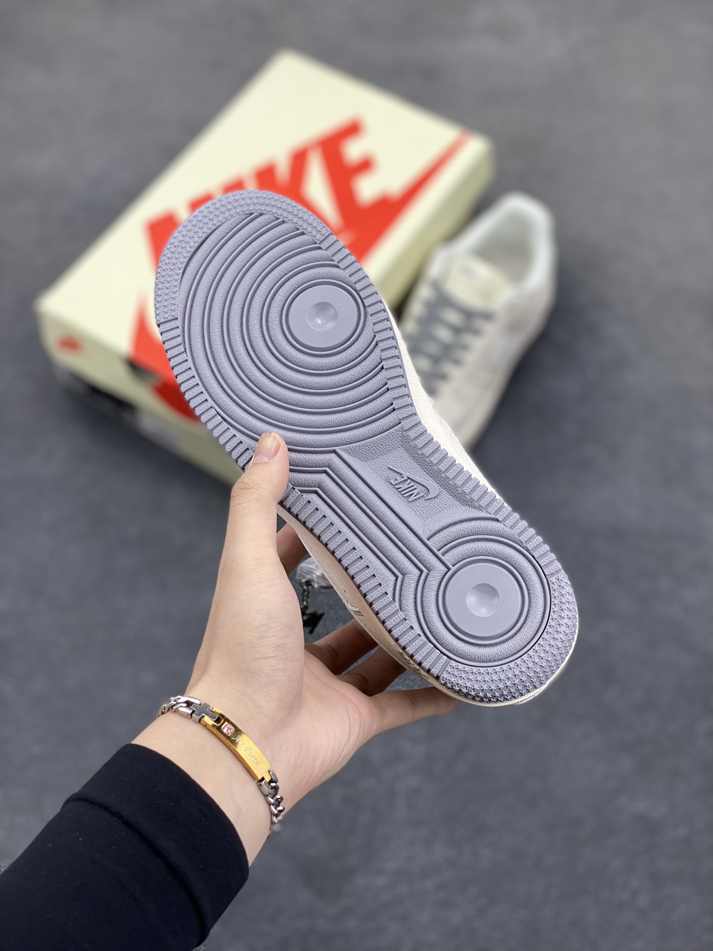 图片[5]-NIke Air Force 1 \’07 Low “斯图西联名——米灰NIKE小勾”空军一号 低帮 运动鞋 休闲鞋 折边针车 工艺难度大 原楦头原纸板 原装鞋盒 定制五金配件 内置全掌气垫 原厂鞋底 货号：HH7518-064 尺码：36 36.5 37.5 38 38.5 39 40 40.5 41 42 42.5 43 44 44.5 45-选品中心