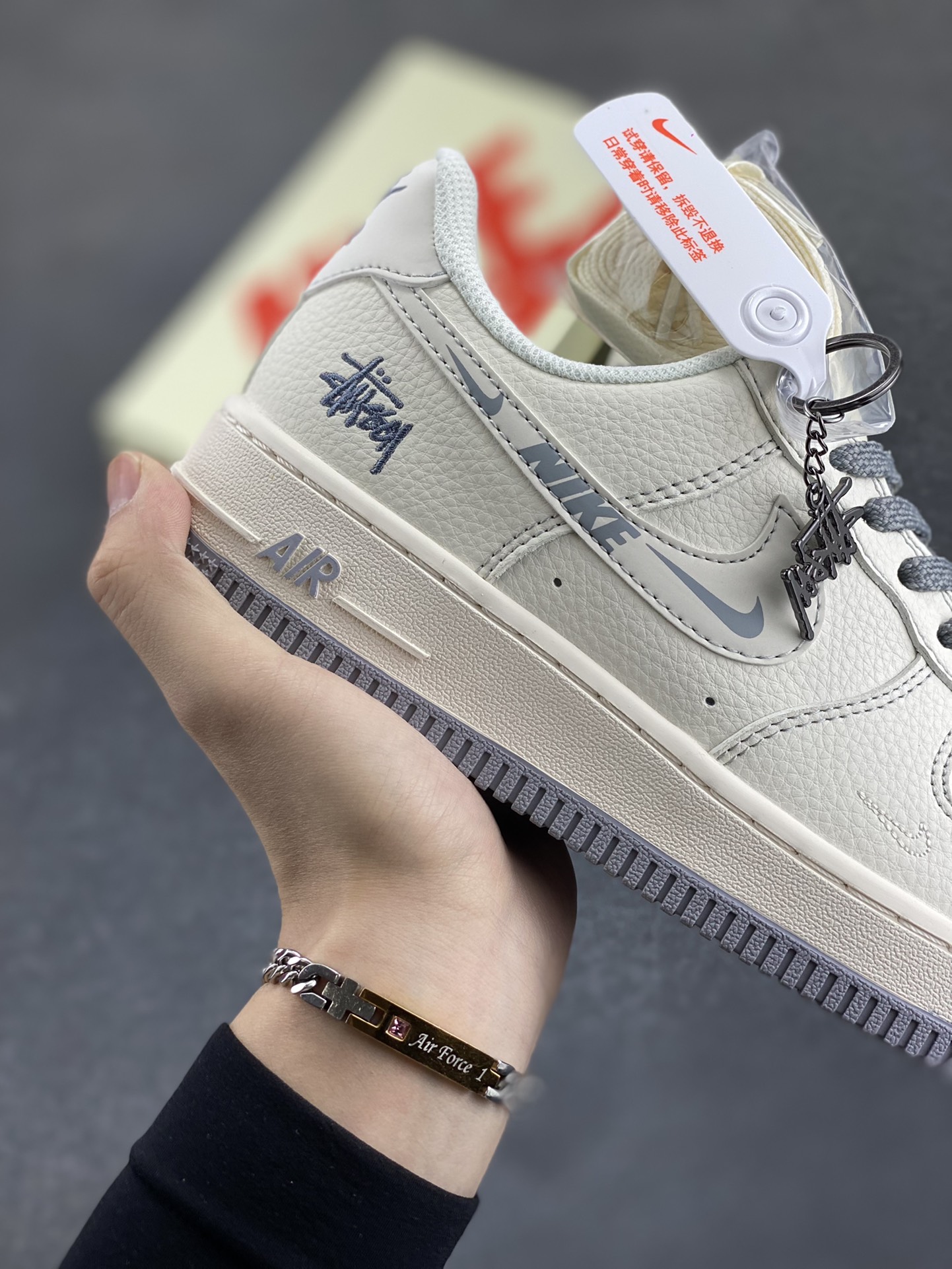 图片[6]-NIke Air Force 1 \’07 Low “斯图西联名——米灰NIKE小勾”空军一号 低帮 运动鞋 休闲鞋 折边针车 工艺难度大 原楦头原纸板 原装鞋盒 定制五金配件 内置全掌气垫 原厂鞋底 货号：HH7518-064 尺码：36 36.5 37.5 38 38.5 39 40 40.5 41 42 42.5 43 44 44.5 45-选品中心