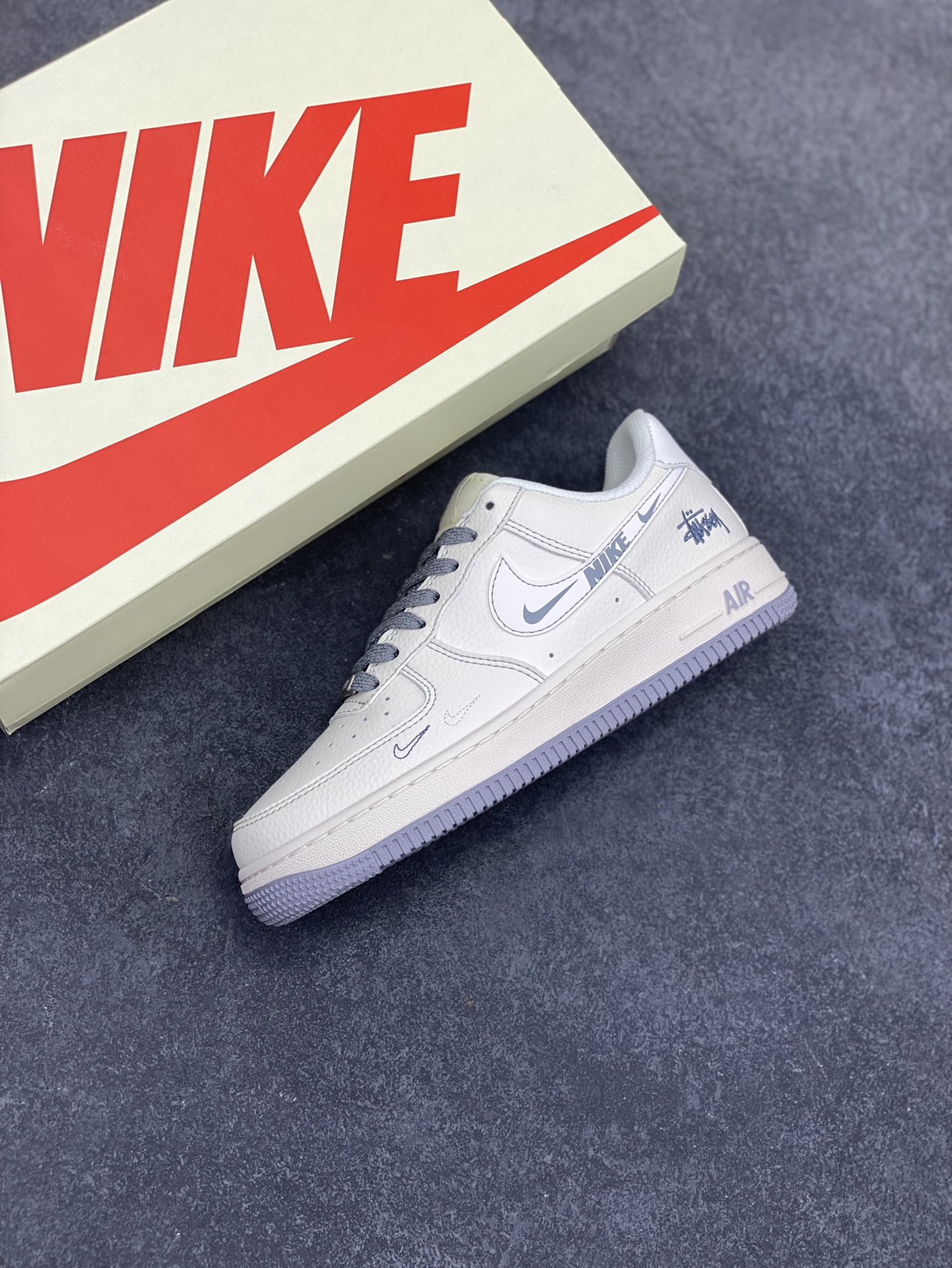 图片[7]-NIke Air Force 1 \’07 Low “斯图西联名——米灰NIKE小勾”空军一号 低帮 运动鞋 休闲鞋 折边针车 工艺难度大 原楦头原纸板 原装鞋盒 定制五金配件 内置全掌气垫 原厂鞋底 货号：HH7518-064 尺码：36 36.5 37.5 38 38.5 39 40 40.5 41 42 42.5 43 44 44.5 45-选品中心