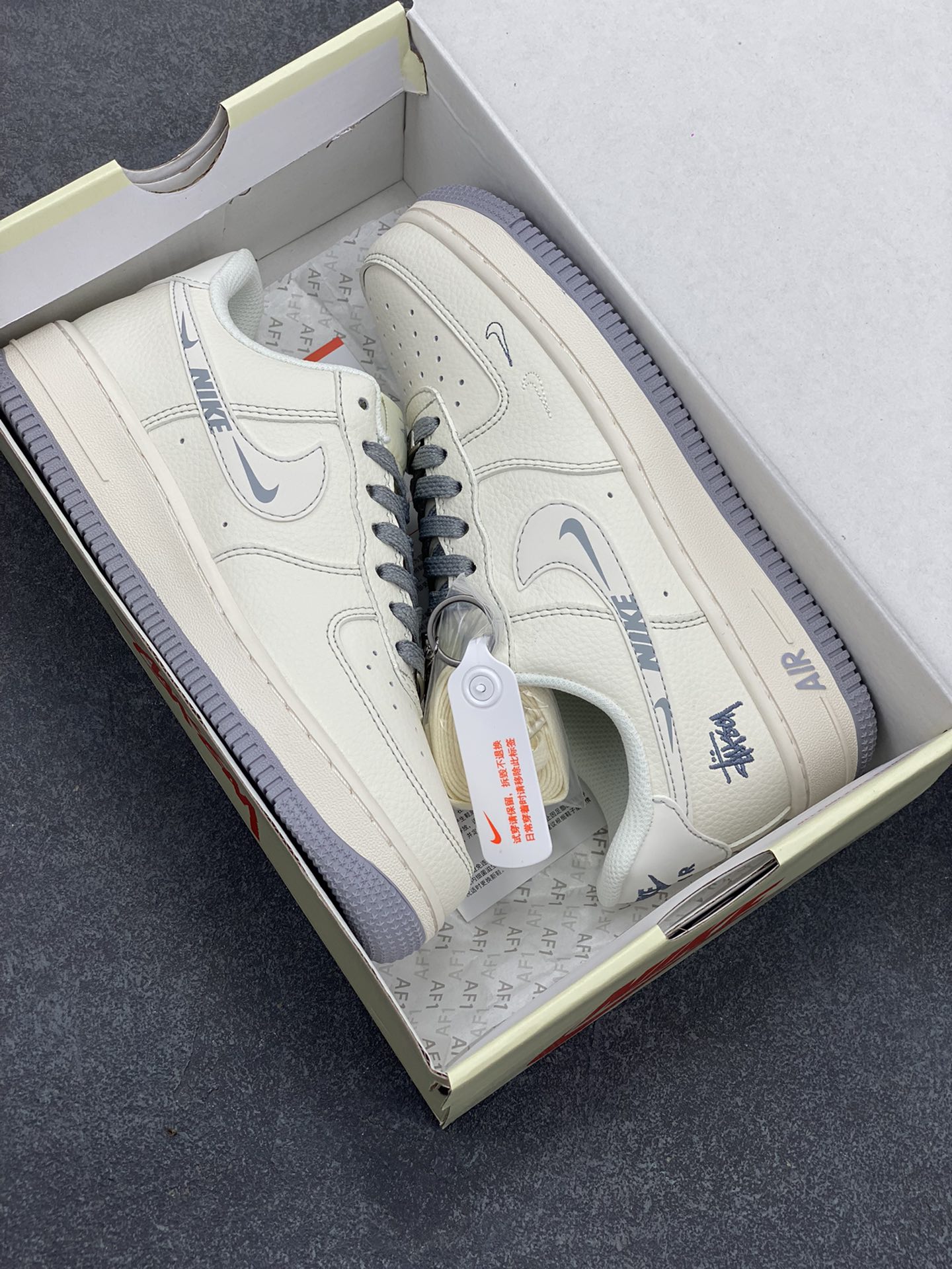 图片[9]-NIke Air Force 1 \’07 Low “斯图西联名——米灰NIKE小勾”空军一号 低帮 运动鞋 休闲鞋 折边针车 工艺难度大 原楦头原纸板 原装鞋盒 定制五金配件 内置全掌气垫 原厂鞋底 货号：HH7518-064 尺码：36 36.5 37.5 38 38.5 39 40 40.5 41 42 42.5 43 44 44.5 45-选品中心