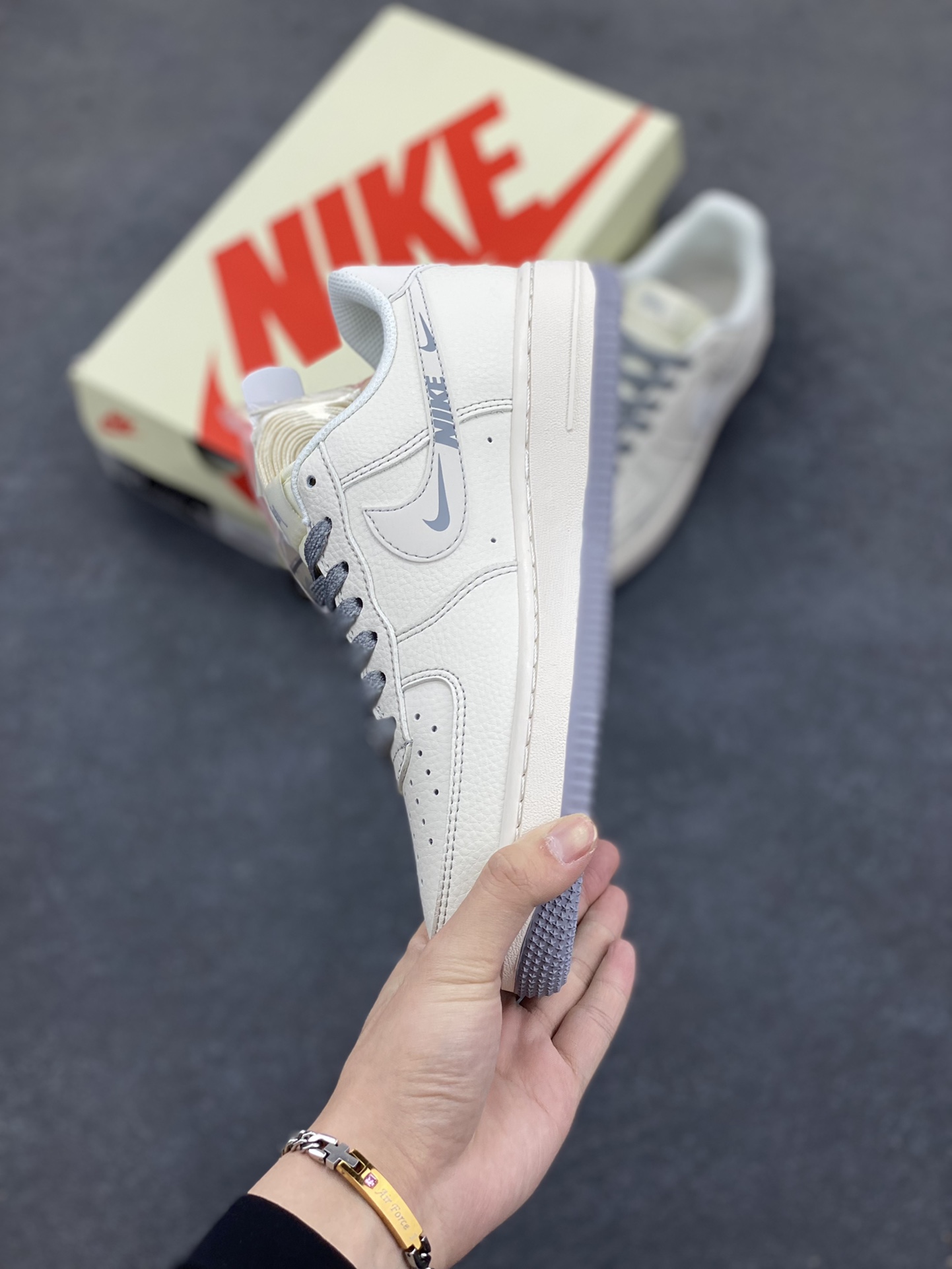 图片[3]-NIke Air Force 1 \’07 Low “斯图西联名——米灰NIKE小勾”空军一号 低帮 运动鞋 休闲鞋 折边针车 工艺难度大 原楦头原纸板 原装鞋盒 定制五金配件 内置全掌气垫 原厂鞋底 货号：HH7518-064 尺码：36 36.5 37.5 38 38.5 39 40 40.5 41 42 42.5 43 44 44.5 45-选品中心