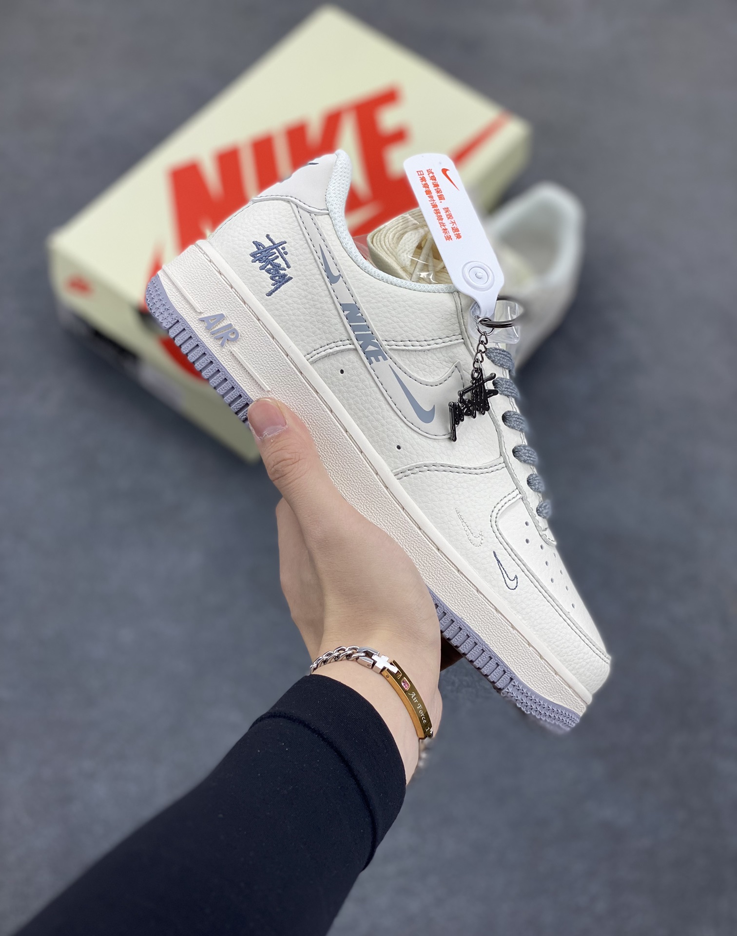 NIke Air Force 1 \’07 Low “斯图西联名——米灰NIKE小勾”空军一号 低帮 运动鞋 休闲鞋 折边针车 工艺难度大 原楦头原纸板 原装鞋盒 定制五金配件 内置全掌气垫 原厂鞋底 货号:HH7518-064 尺码:36 36.5 37.5 38 38.5 39 40 40.5 41 42 42.5 43 44 44.5 45-选品中心