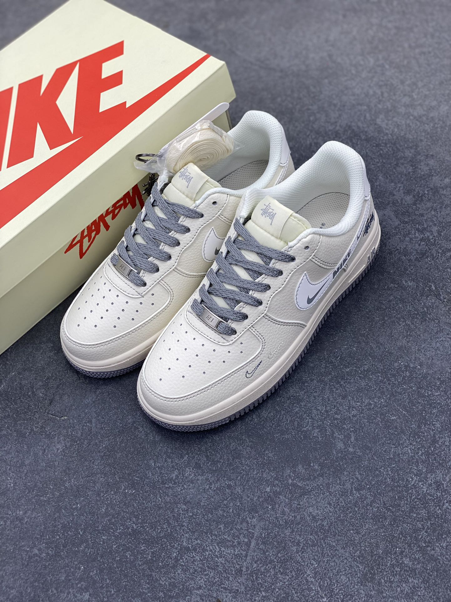 图片[8]-NIke Air Force 1 \’07 Low “斯图西联名——米灰NIKE小勾”空军一号 低帮 运动鞋 休闲鞋 折边针车 工艺难度大 原楦头原纸板 原装鞋盒 定制五金配件 内置全掌气垫 原厂鞋底 货号：HH7518-064 尺码：36 36.5 37.5 38 38.5 39 40 40.5 41 42 42.5 43 44 44.5 45-选品中心