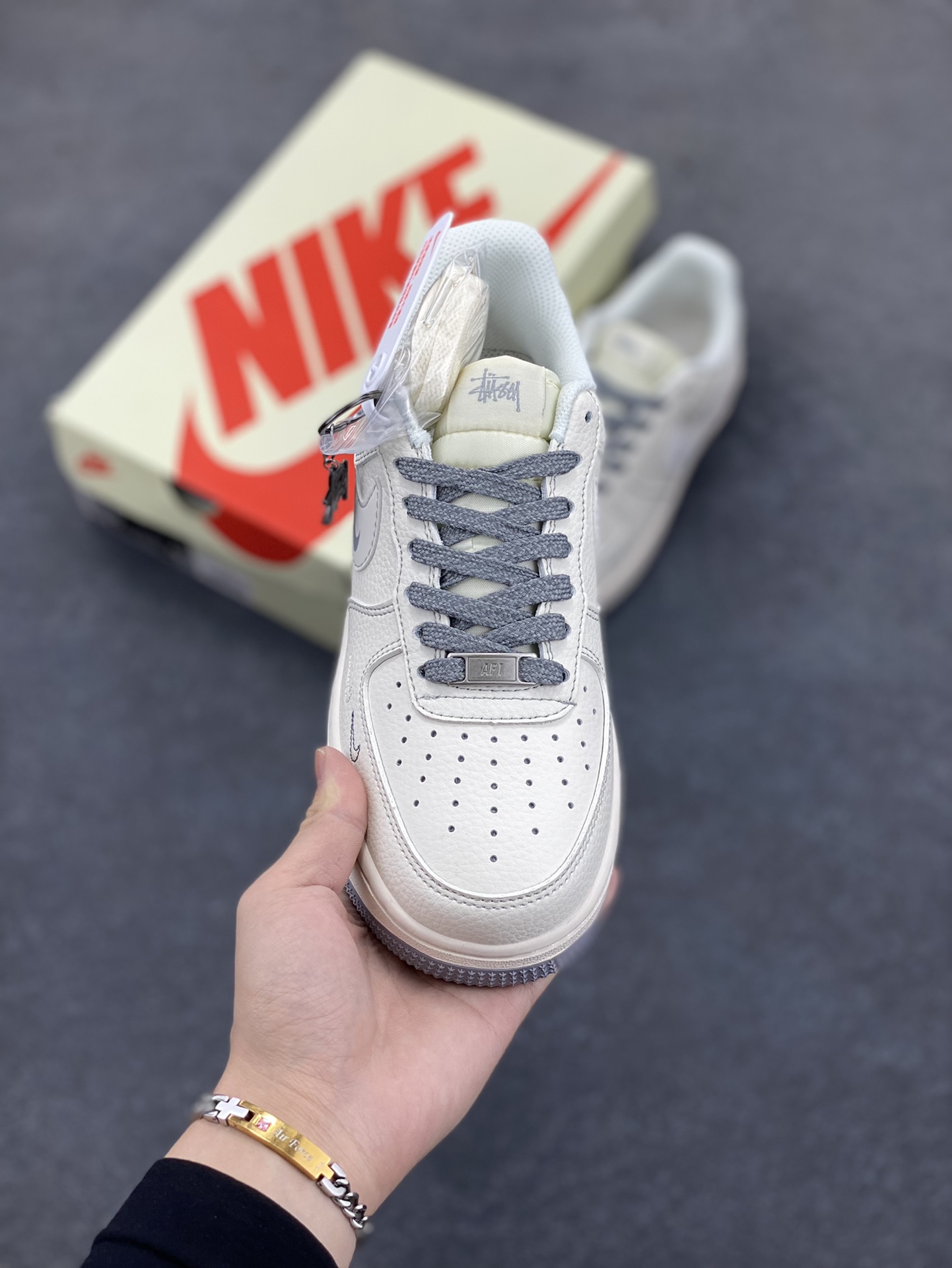 图片[2]-NIke Air Force 1 \’07 Low “斯图西联名——米灰NIKE小勾”空军一号 低帮 运动鞋 休闲鞋 折边针车 工艺难度大 原楦头原纸板 原装鞋盒 定制五金配件 内置全掌气垫 原厂鞋底 货号：HH7518-064 尺码：36 36.5 37.5 38 38.5 39 40 40.5 41 42 42.5 43 44 44.5 45-选品中心