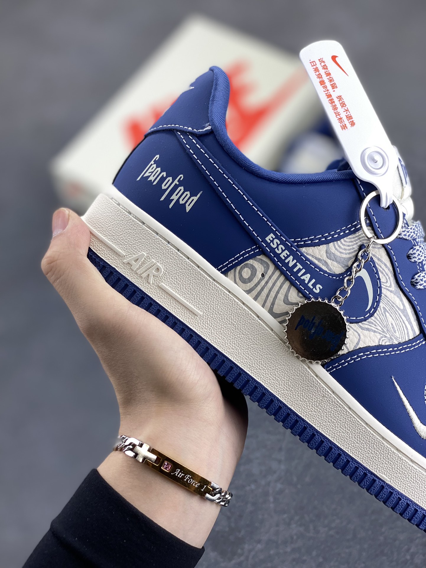 图片[6]-NIke Air Force 1 \’07 Low “FOG联名——米蓝波纹”空军一号 低帮 运动鞋 休闲鞋 折边针车 工艺难度大 原楦头原纸板 原装鞋盒 定制五金配件 内置全掌气垫 原厂鞋底 货号：KK1988-079 尺码：36 36.5 37.5 38 38.5 39 40 40.5 41 42 42.5 43 44 44.5 45-选品中心