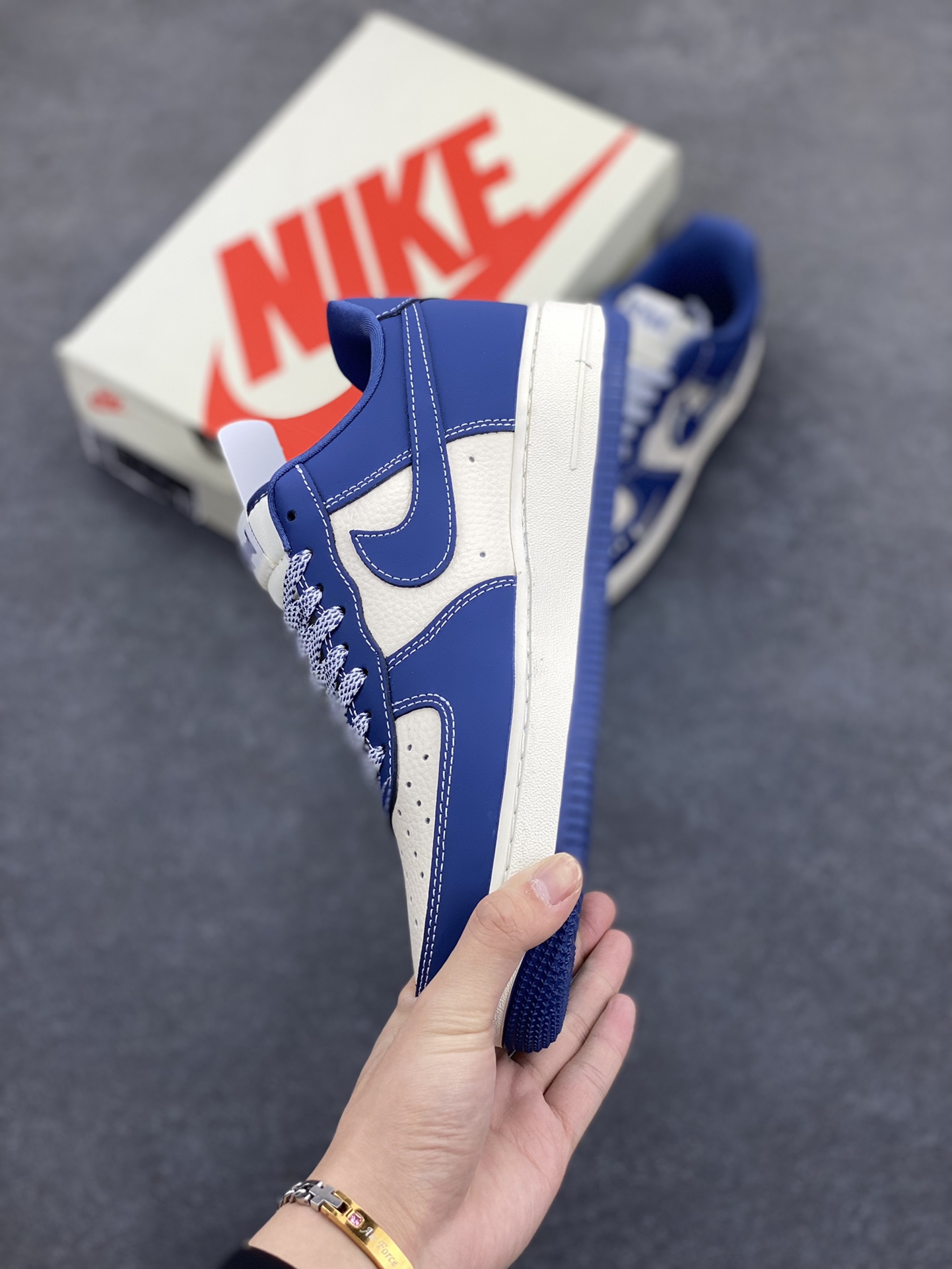 图片[3]-NIke Air Force 1 \’07 Low “FOG联名——米蓝波纹”空军一号 低帮 运动鞋 休闲鞋 折边针车 工艺难度大 原楦头原纸板 原装鞋盒 定制五金配件 内置全掌气垫 原厂鞋底 货号：KK1988-079 尺码：36 36.5 37.5 38 38.5 39 40 40.5 41 42 42.5 43 44 44.5 45-选品中心