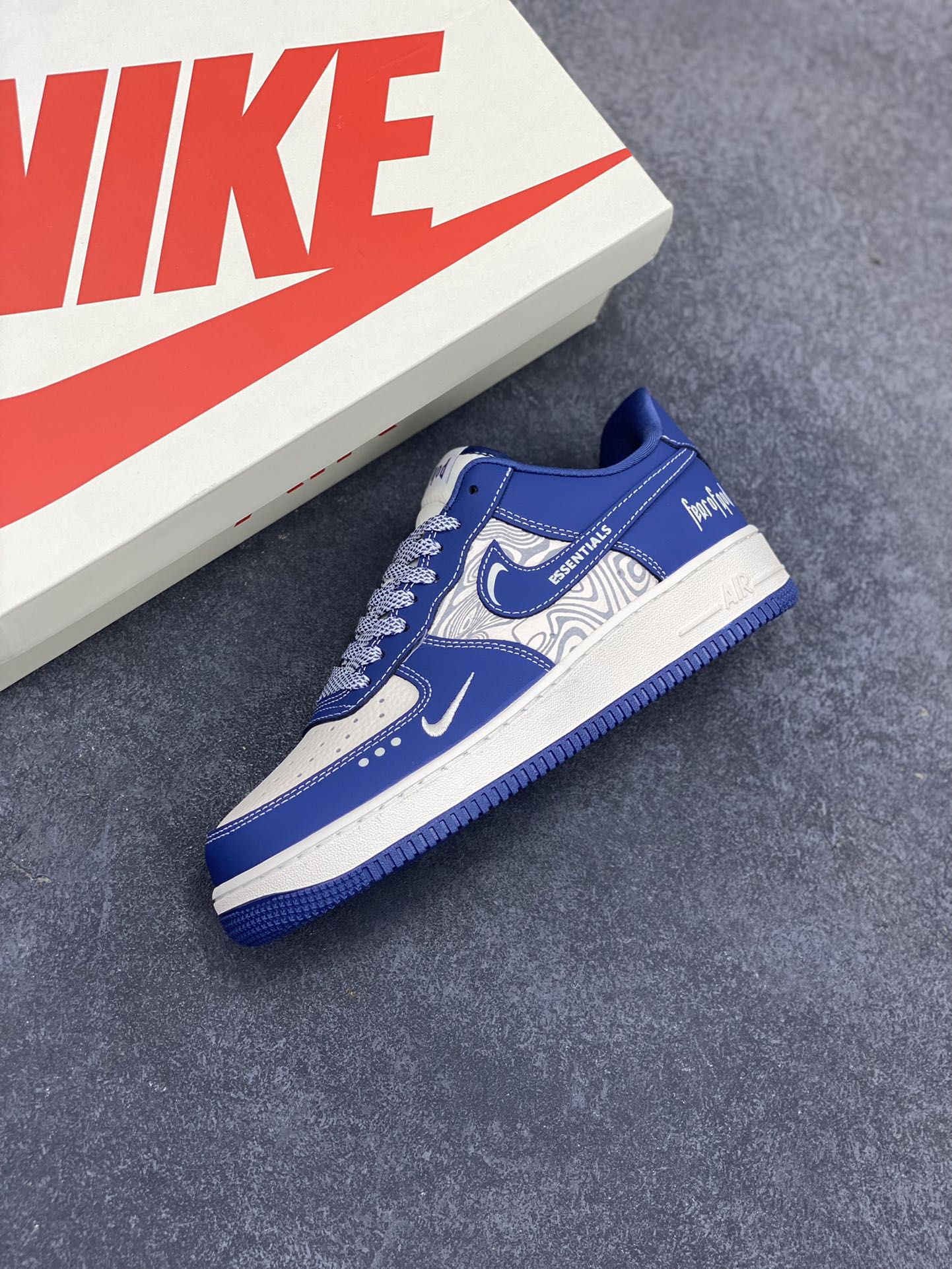 图片[7]-NIke Air Force 1 \’07 Low “FOG联名——米蓝波纹”空军一号 低帮 运动鞋 休闲鞋 折边针车 工艺难度大 原楦头原纸板 原装鞋盒 定制五金配件 内置全掌气垫 原厂鞋底 货号：KK1988-079 尺码：36 36.5 37.5 38 38.5 39 40 40.5 41 42 42.5 43 44 44.5 45-选品中心