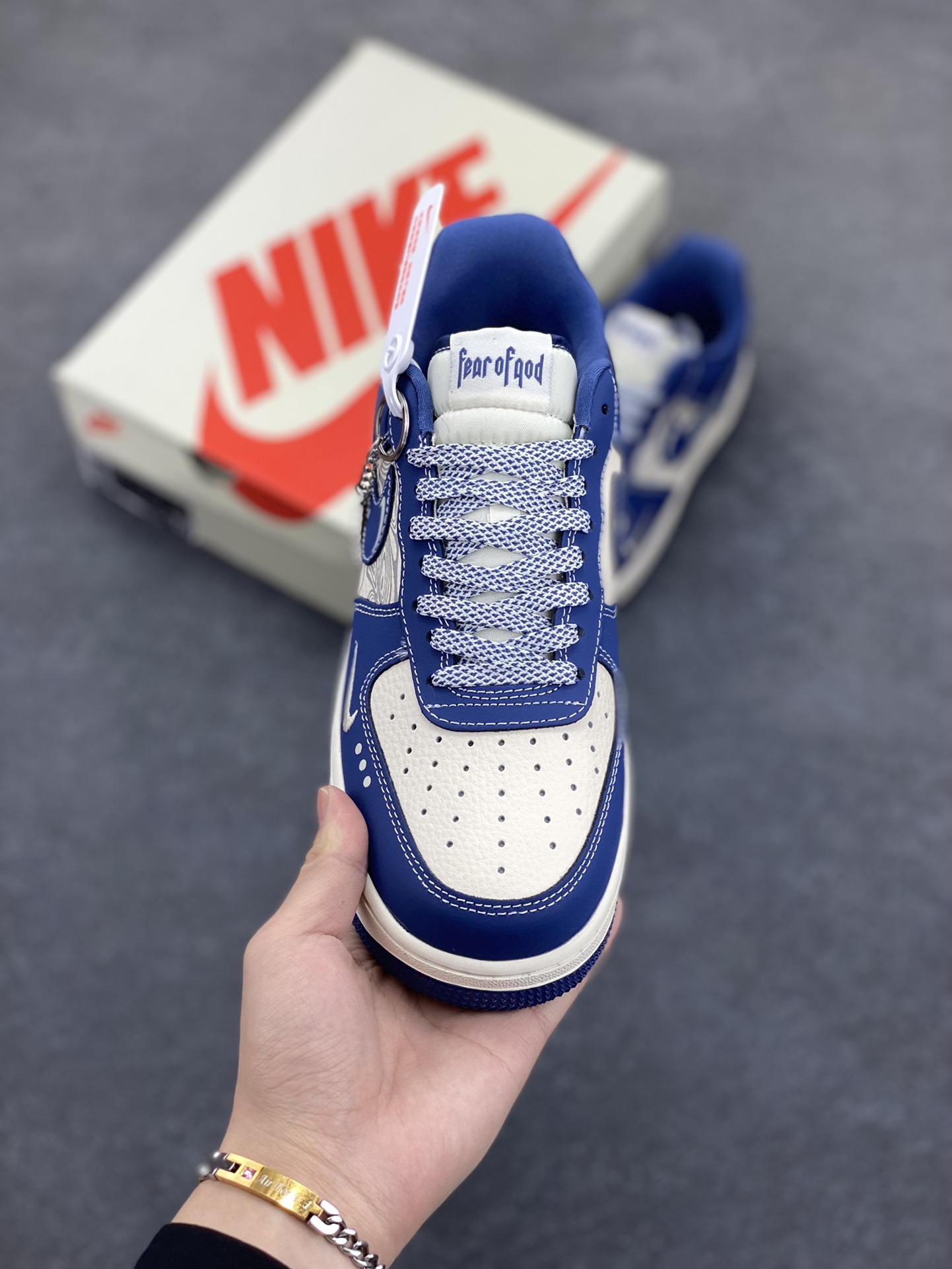 图片[2]-NIke Air Force 1 \’07 Low “FOG联名——米蓝波纹”空军一号 低帮 运动鞋 休闲鞋 折边针车 工艺难度大 原楦头原纸板 原装鞋盒 定制五金配件 内置全掌气垫 原厂鞋底 货号：KK1988-079 尺码：36 36.5 37.5 38 38.5 39 40 40.5 41 42 42.5 43 44 44.5 45-选品中心