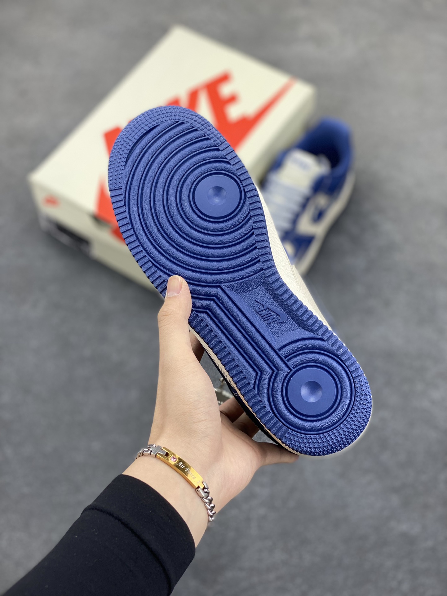 图片[5]-NIke Air Force 1 \’07 Low “FOG联名——米蓝波纹”空军一号 低帮 运动鞋 休闲鞋 折边针车 工艺难度大 原楦头原纸板 原装鞋盒 定制五金配件 内置全掌气垫 原厂鞋底 货号：KK1988-079 尺码：36 36.5 37.5 38 38.5 39 40 40.5 41 42 42.5 43 44 44.5 45-选品中心