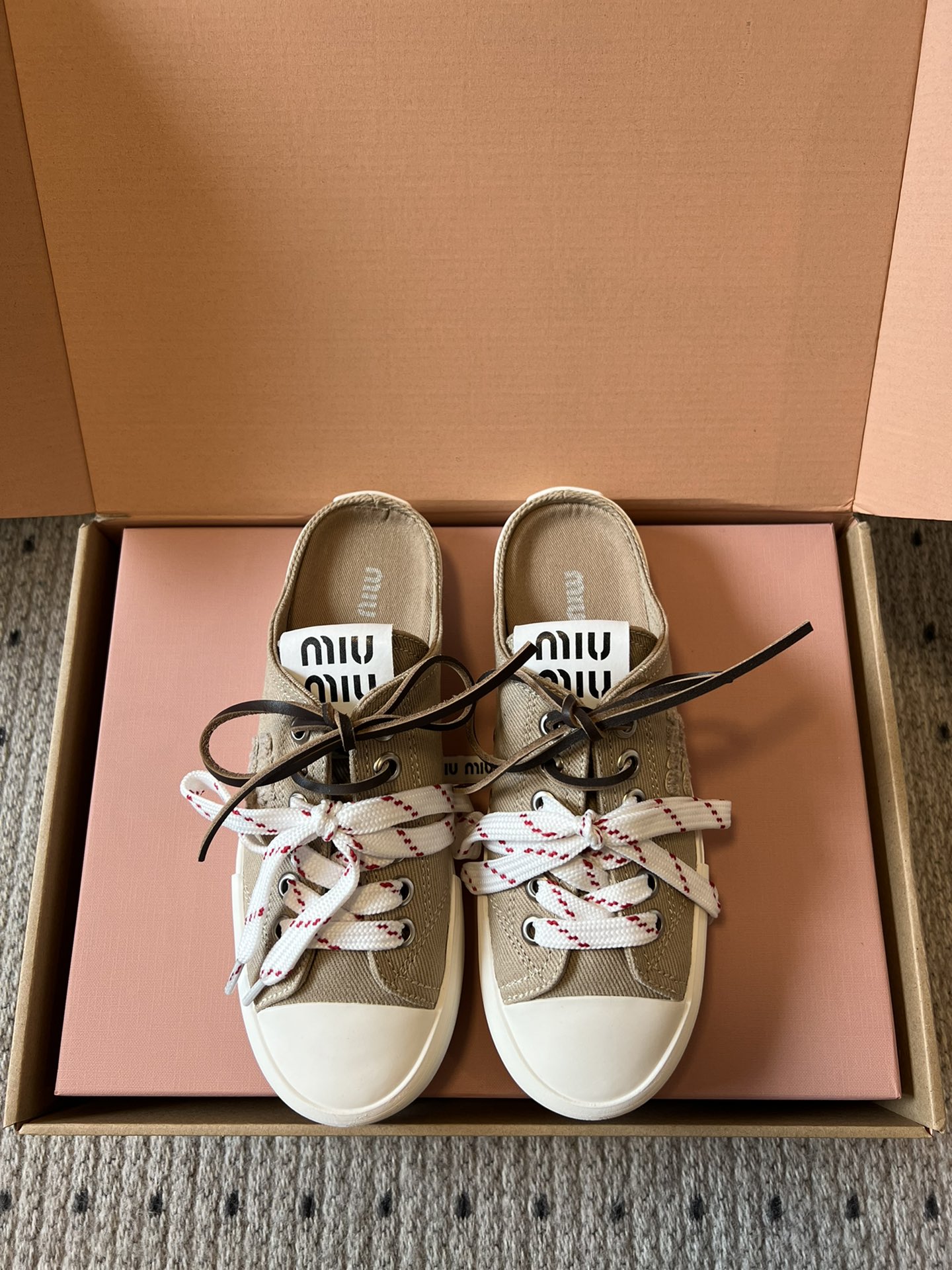 NO:265802,MiuMi* 25ss retro style biscuit shoes casual canvas shoes pair of lace cloth shoes. A pair of lace cloth shoes that you have to buy ~ simple and high-end. It is very comfortable to match with the feet, and it is a must-have for the year!  The latest spring and summer catwalk cloth shoes are popular among domestic and foreign bloggers. The Xiaohongshu grass planting series, the retro and fashionable and beautiful sneaker design, and the recognizable shoe tongue creates a Buddhist sweet casual style. The aura of the foot is very casual!  Original custom high-density canvas on the upper, inner foot pad breathable canvas cowhide, original open molded two-color rubber outsole 3cm size 35-40 (40 custom made without return or exchange), casual shoes/sports shoes, miumiu, sneakers, cowhide19860909MiuMi* 25ss 复古风饼干鞋休闲帆布鞋双鞋带布鞋 颜值担当火爆双鞋带布鞋 不得不入的一款～简约高级 随意搭配上脚非常舒适,年度必入款！春夏最新走秀款布鞋国内外博主刷爆的一款,小红书种草系列,复古又时髦上脚美炸了简约的运动板鞋设计,极具辨识度的鞋舌,打造佛系甜美的休闲风 上脚气场十足随意搭配！ 鞋面原版定制高密度帆布 内里垫脚透气帆布 牛皮 鞋底原版开模双色橡胶大底 3cm 码数35-40（40定做不退换）,休闲鞋/运动鞋,miumiu,sneakers,cowhide,Women's Shoes