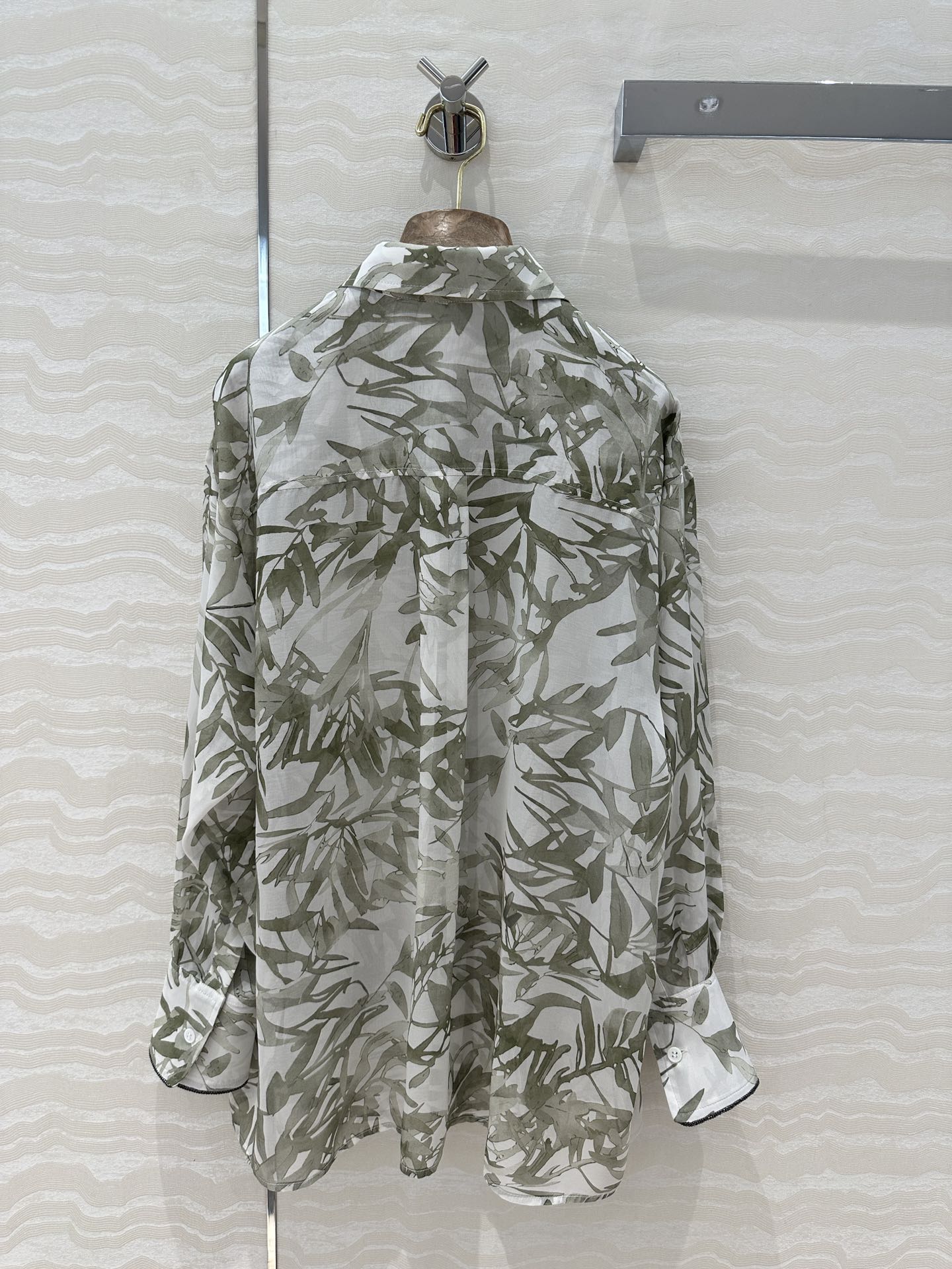 独家首发❤️原单品质，BC老钱风穿搭！白富美必入棉麻度假风翻领衬衫。优雅不规则腊叶印花。100%进口桑丝