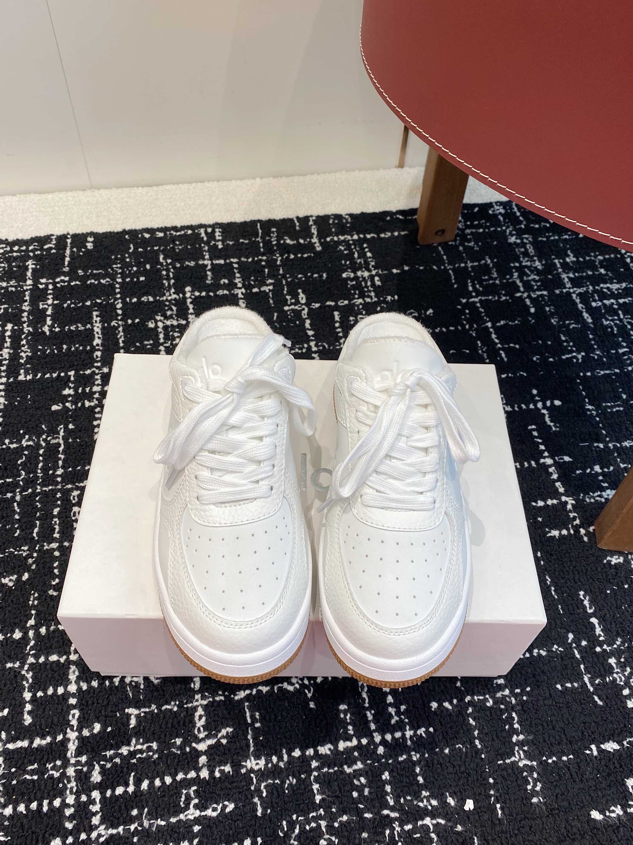 NO:261586,Purchase grade alo25s new spring and summer style, color-blocking white shoes with thick sole, semi-torque, comfortable and casual style alo understands girls better than Nike!  Super versatile!  And super comfortable!  It's a thick bottom but it's not heavy at all on the feet!  Very lightweight!  It looks better when putting on socks!  And it is recommended by celebrities. It is a model that increases your legs and makes your legs look thinner!  Super suitable for us small girls~ the shoes are also a classic color-blocking and contrasting design with the delicate leather texture on the upper!  !  Material cowhide, inner li sheep, outsole pure natural rubber outsole Size#35-40 (40 custom made without return or exchange), casual shoes/sports shoes, sneakers, cowhide19860909代购级 alo25s 春夏新款 拼色小白鞋厚底 半拖 舒适休闲款 alo比耐克更懂女生！上脚超级百搭！而且超级舒适！是厚底款但是上脚一点都不沉重！ 非常轻便！套上袜套搭配更好看！而且还是明星同款推荐～上脚增高显腿细！ 超级适合我们小个子女生～鞋子整体也是经典的拼色撞色设计搭配鞋面细腻的真皮纹路肌理感！！ 材质牛皮 内里羊里 大底纯天然橡胶大底 Size#35-40（40定制不退换）,休闲鞋/运动鞋,sneakers,cowhide,Women's Shoes