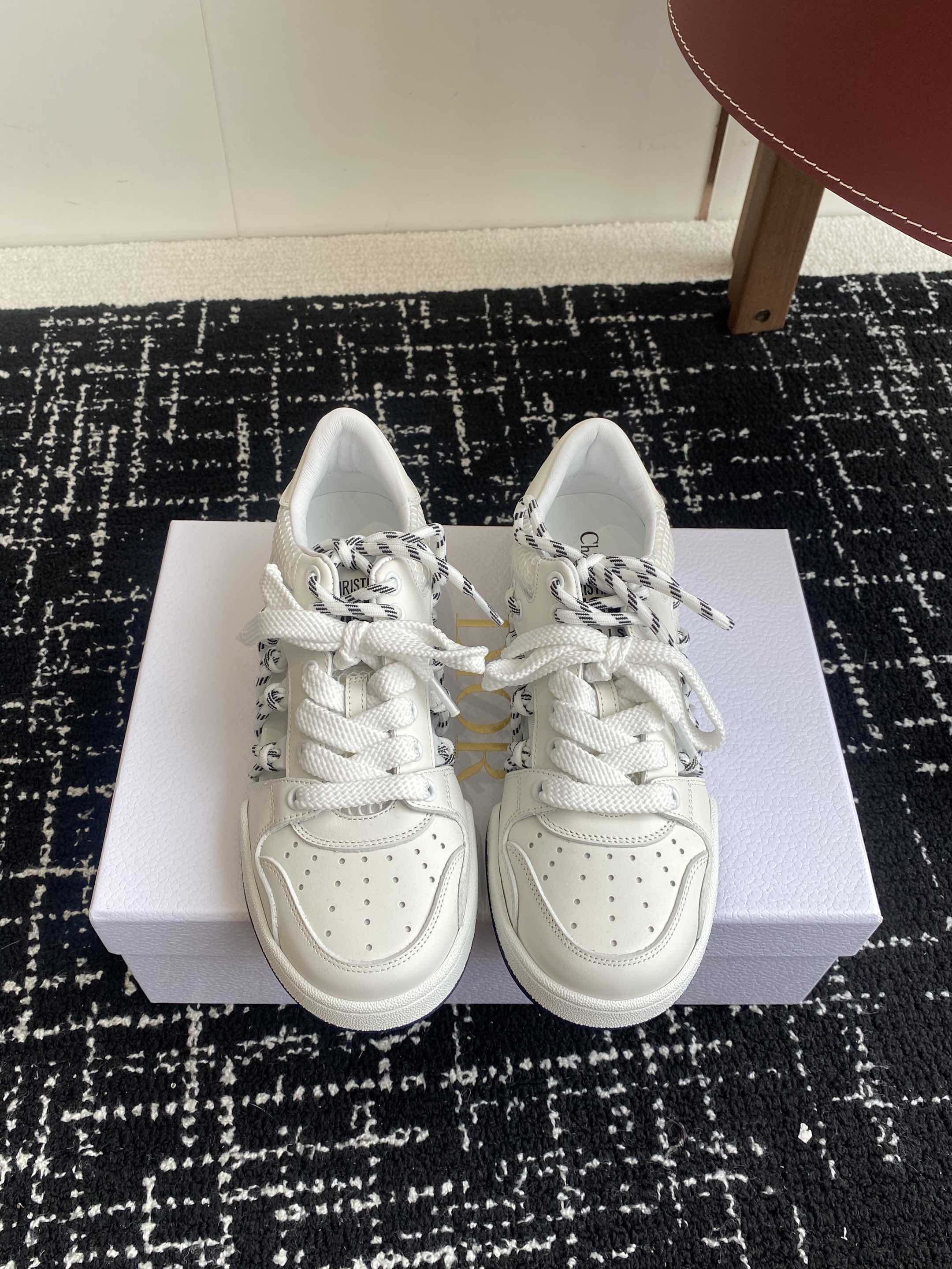 NO:261589,Purchase grade Dior latest First series Hollow high-top casual sports shoes Original purchase and development Made this Dior First high-top sneakers are a new product in the spring and summer 2025 ready-to-wear series, reinterpreting the classic logo of sportswear from the high-order perspective of Dior. White cowhide with white mesh fabric, side hollow decoration and two-color shoelace details complement the front pair of laces. The two-color tongue decorated with the Christian Dior Paris logo and rubber sole can be matched with various casual styles of this season to add a classic style. Fabric: Original custom imported cowhide Inner: Original imported soft sheepskin lining Outsole: Original open mold TPU material Sole thickness: 2.5CM Size:  35-40 (40 custom made without return), casual shoes/sports shoes, dior, dior, sneakers, cowhide, sheepskin19860909代购级 Dior迪奥 最新 First 系列 镂空 高帮休闲 运动鞋 原版购入开发 做货 这款 Dior First 高帮运动鞋是二零二五春夏成衣系列新品,以 Dior 的高订视角重新诠释运动服饰经典标识. 白色牛皮革搭配白色网眼织物,侧面镂空装饰搭配双色鞋带细节,与正面的双鞋带相得益彰.饰以 Christian Dior Paris 标志的双色鞋舌搭配橡胶鞋底,可与本季的各式休闲造型搭配,增添经典格调 面料: 原版定制进口牛皮 内里: 原版进口柔软羊皮里 大底: 原版开模TPU材质 底厚: 2.5CM Size: 35-40（40订做不退换）,休闲鞋/运动鞋,dior,dior,sneakers,cowhide,sheepskin,Women's Shoes