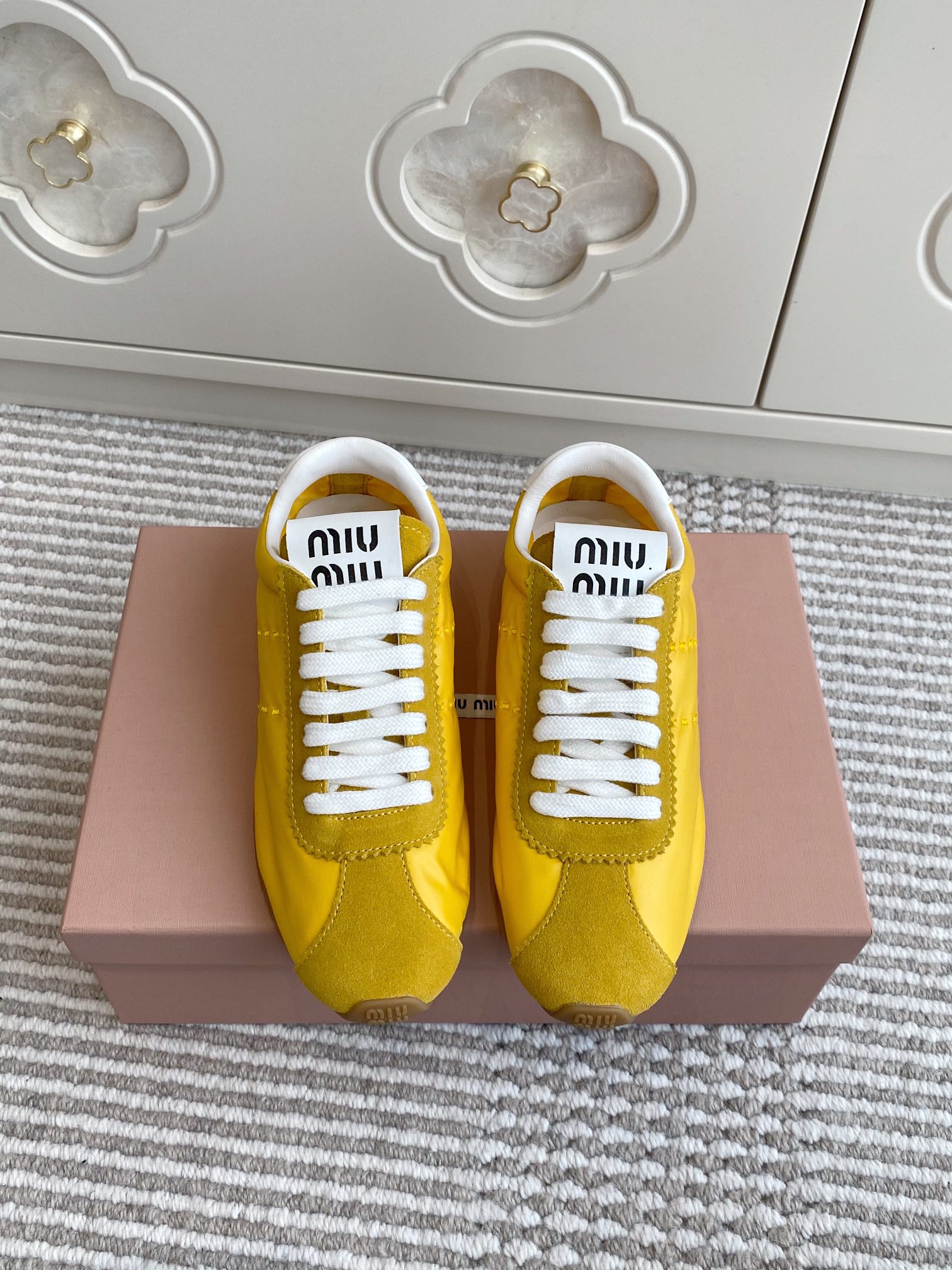 NO:543288,Purchase-light and soft, super soft, purchasing grade miumiu, super soft, and training shoes, classic popular sports shoes, not tired, good-looking and fashionable, top quality. This year's Miu has started to cheat, and each is particularly beautiful!  The main model of the white shoes this year is simple and high-end, and it is easy to match. It is very comfortable to wear and is a must-have for the year!  Upper original cowhide/suede/imported nylon cloth inner mixed-bred sheepskin original outsole 35-40, casual shoes/sports shoes, miumiu, sneakers, cowhide, sheepskin, chamois leather19860909批 超轻超软 代购级miumiu缪缪·超软德训鞋经典火爆款运动鞋·暴走不累 好看又时尚 顶级品质 今年的Miu开了挂啦 每个都特别好看！小白鞋今年主推款 简约高级 随意搭配 上脚非常舒适,年度必入款！ 鞋面原版牛皮/麂皮/进口尼龙布内里混种羊皮里 原版大底 35-40,休闲鞋/运动鞋,miumiu,sneakers,cowhide,sheepskin,chamois leather,Women's Shoes