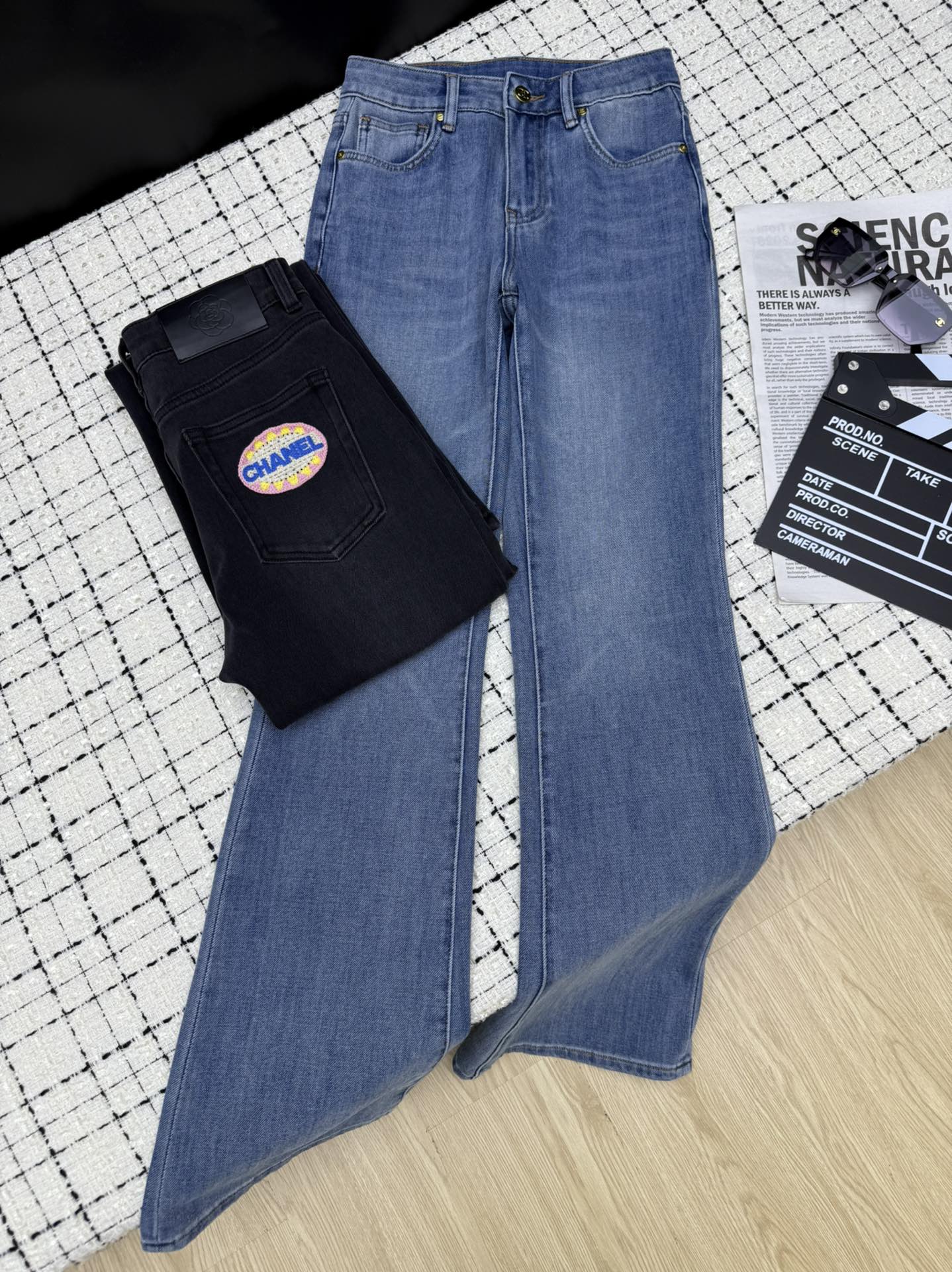 NO:328434,Super long legs Chane*25ss Back pocket contrast embroidery logo decorates slightly flared jeans. The upper body is supermodel legs. The pants are slightly flared and cut. The upper body looks thin and long legs. More importantly, all kinds of versatile. It is absolutely easy to wear and match. The fabric is elastic and very comfortable. Invincible wearing experience. Details are online. Three colors 26-27-28-29-30..,,chanel,jeans,alexander wang19860909超显腿长 Chane*25ss 后背口袋撞色刺绣logo装饰微喇牛仔裤 上身就是超模腿 裤型是微喇剪裁 上身显得腿又细又长 更重要的是各种百搭 绝对的好穿好搭配 面料带有弹性非常舒服 无敌穿着体验 细节感在线 三色26-27-28-29-30..,,chanel,jeans,alexander wang,Women's clothing